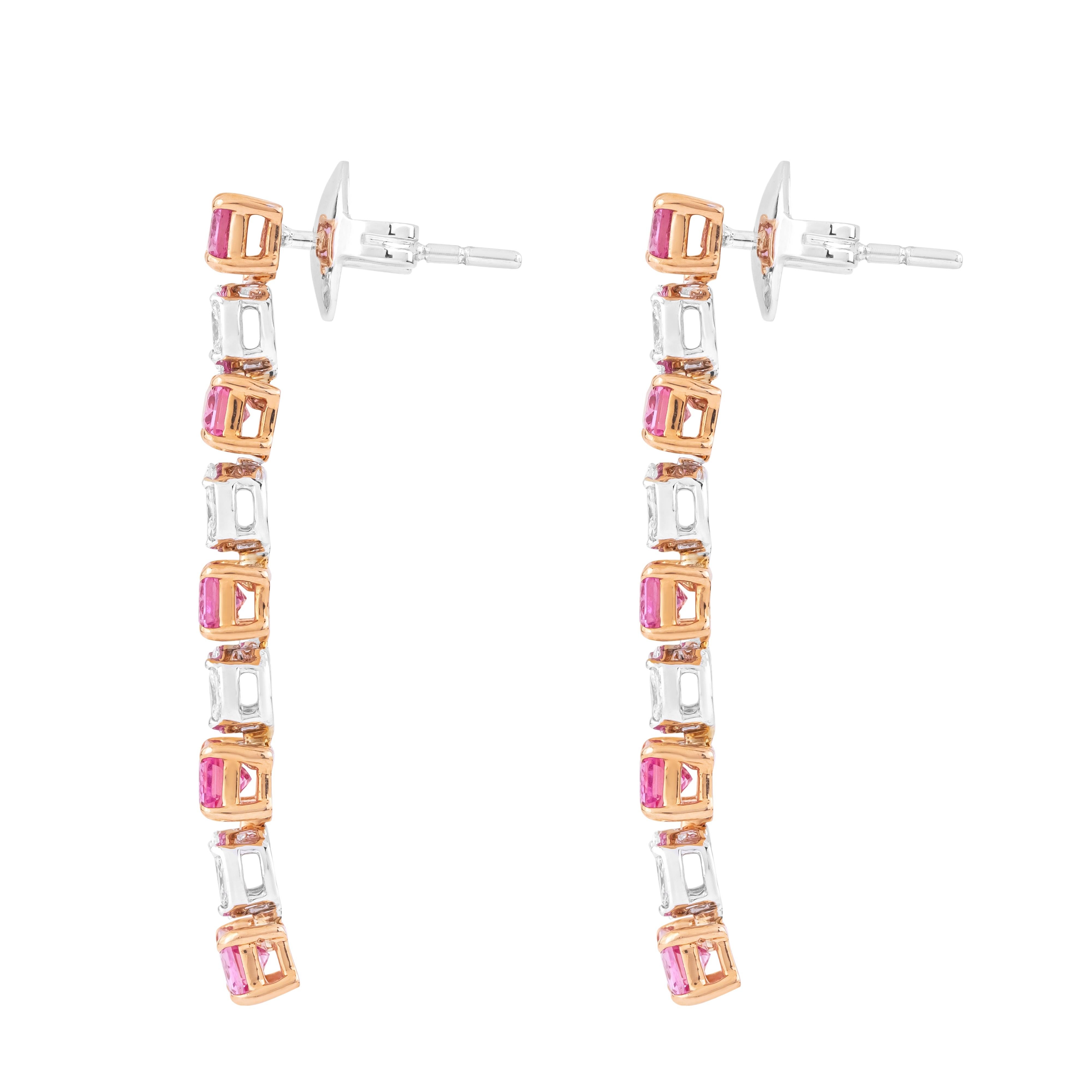 Lasciati conquistare dall'incantevole fascino dei nostri orecchini pendenti in oro 18 carati con zaffiro rosa e diamanti, dove l'eleganza incontra la stravaganza in un'armoniosa unione di pietre preziose e maestria artigianale. Ogni coppia è curata
