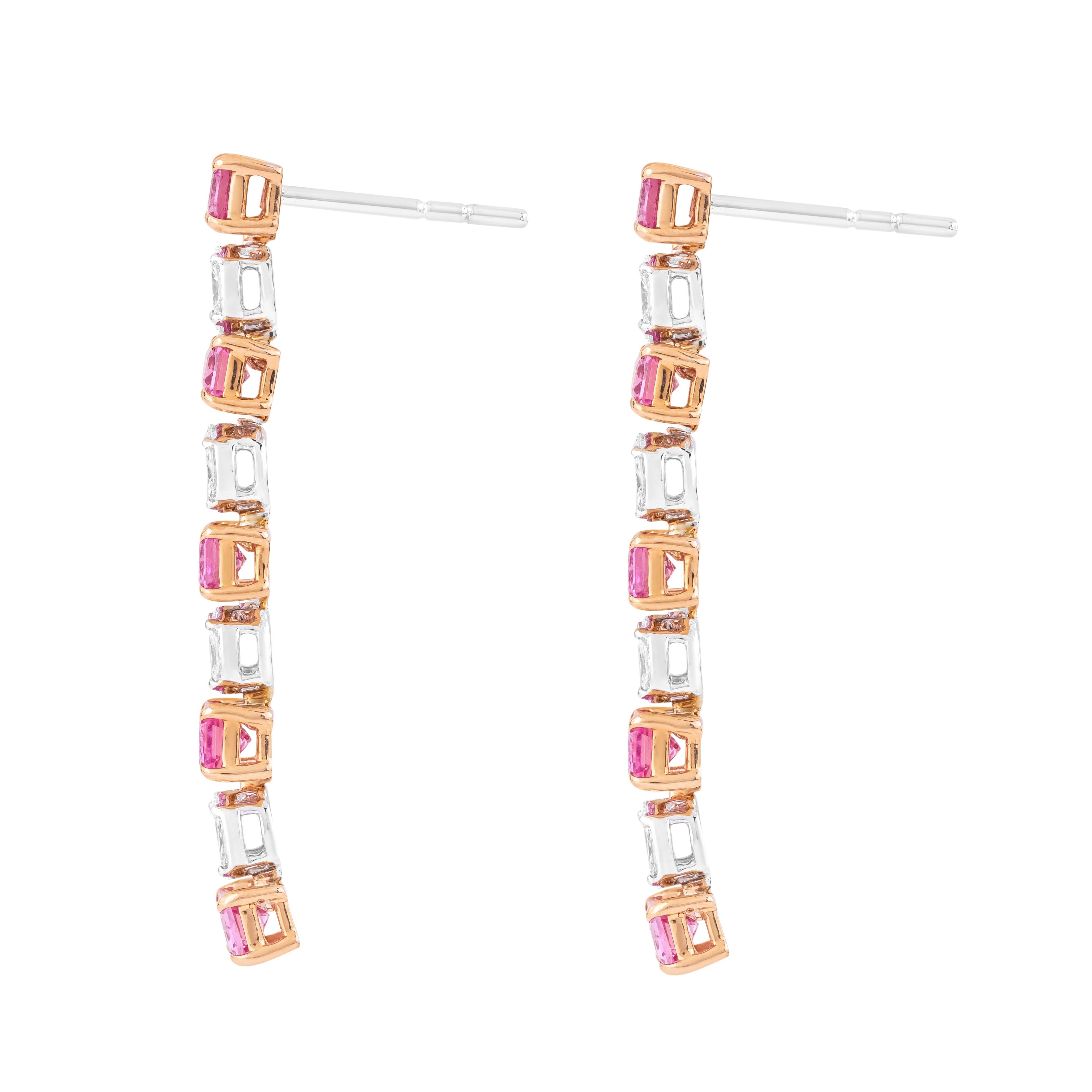 Moderno Orecchini pendenti in oro 18 carati con zaffiro rosa e diamante da 7 carati in vendita