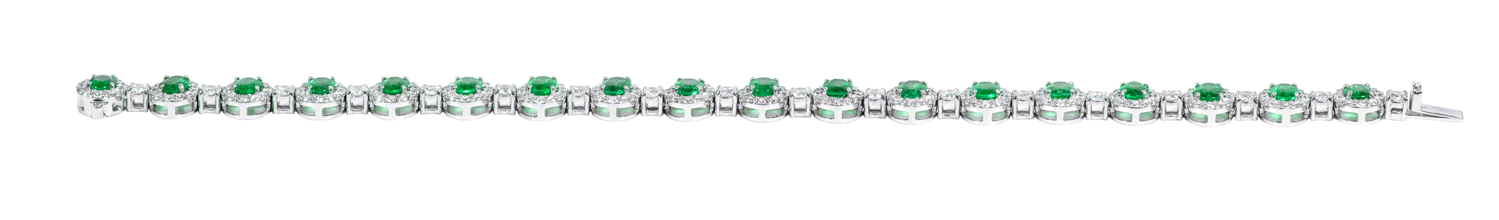 18 Karat Gold 7.07 Carat Natural Emerald and Diamond Cluster Modern Bracelet For Sale 1