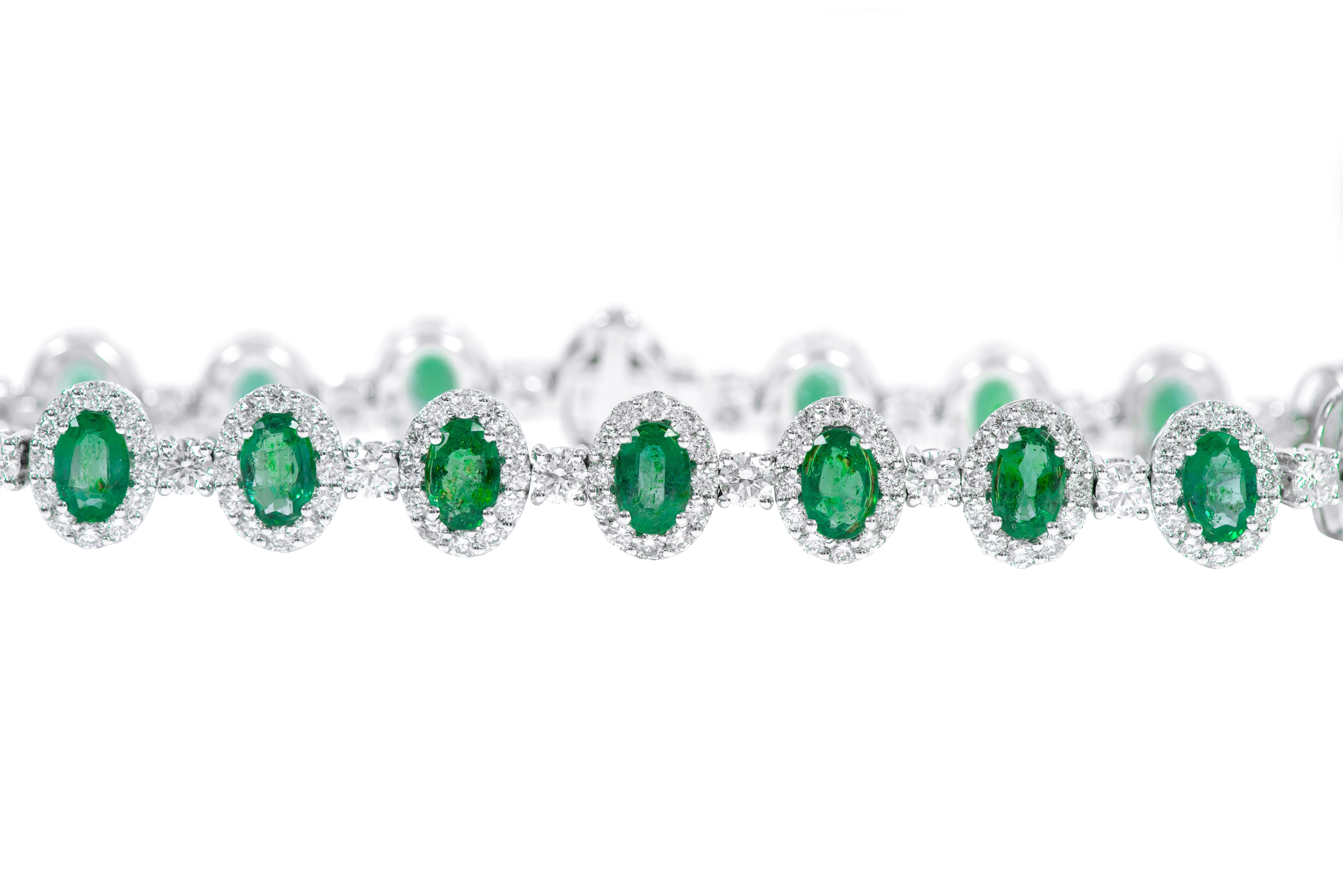 18 Karat Weißgold 7,07 Karat natürlicher Smaragd und Diamant Cluster Modernes Armband

Dieses beeindruckende Tennisarmband mit einem leuchtend grünen Smaragd und Diamanten ist bemerkenswert brillant. Die ovalen Smaragde in Solitärform sind von einer