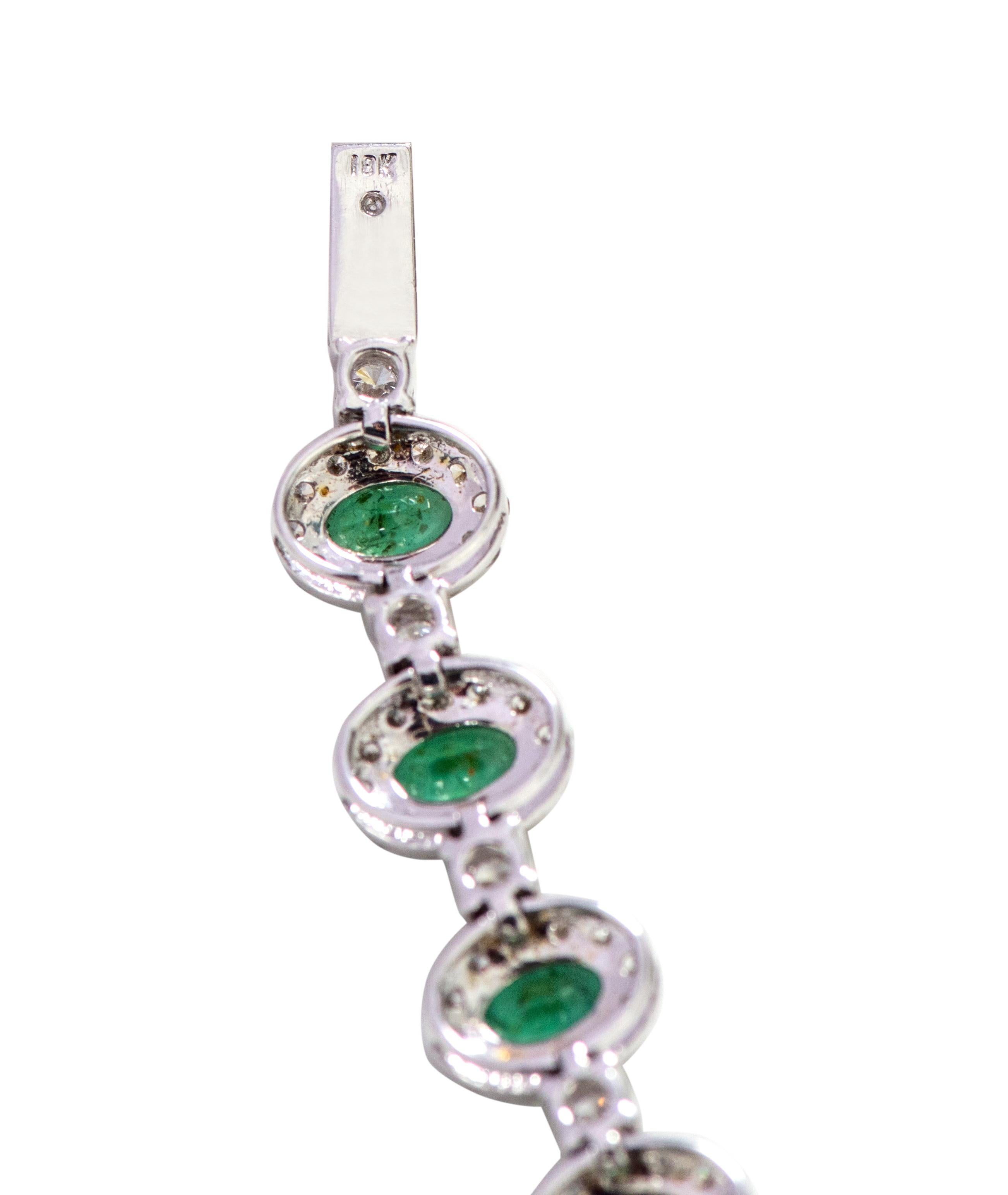 18 Karat Gold 7.07 Carat Natural Emerald and Diamond Cluster Modern Bracelet For Sale 2