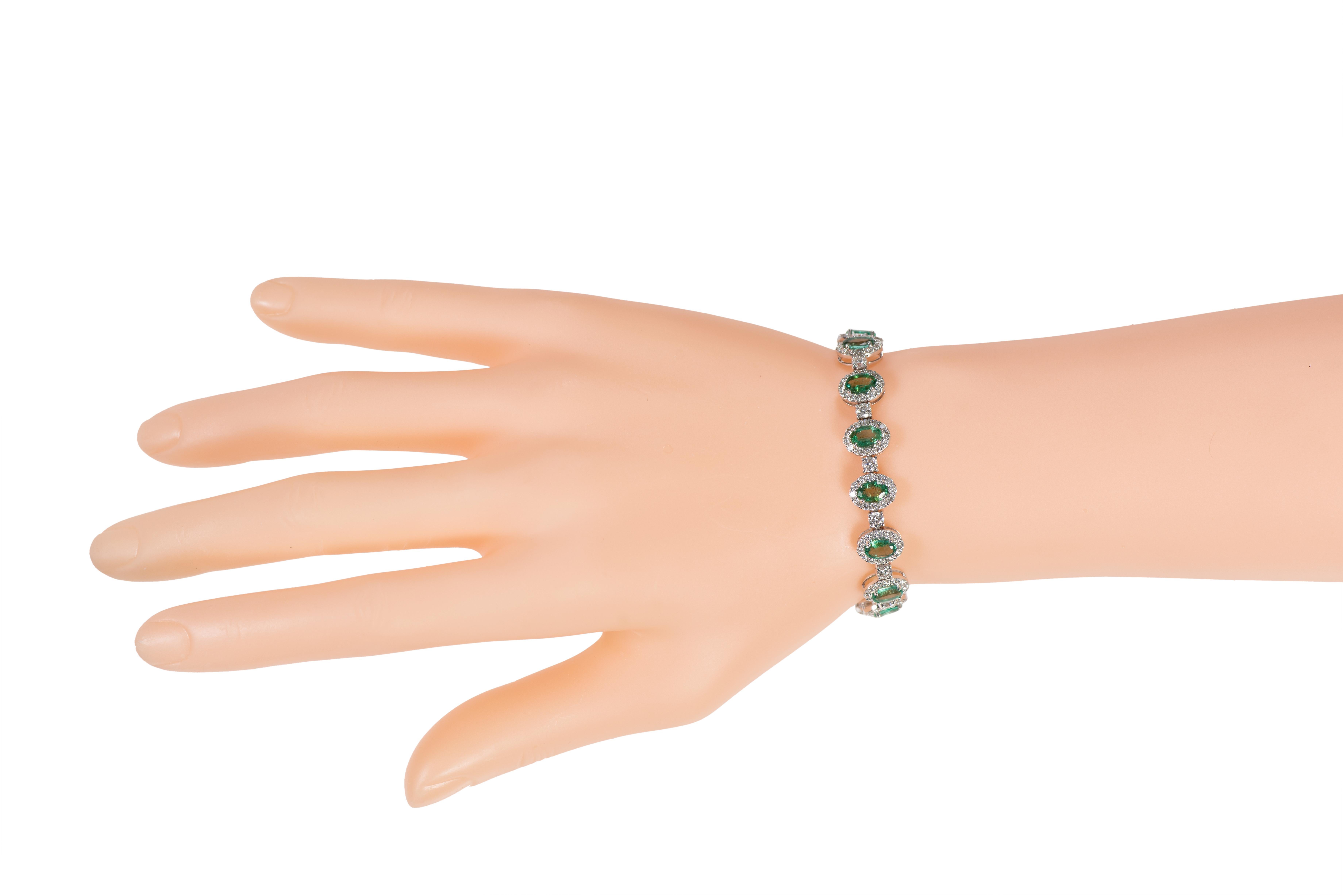 Modernes Armband aus 18 Karat Gold mit 7,07 Karat natürlichem Smaragd und Diamanten (Ovalschliff) im Angebot