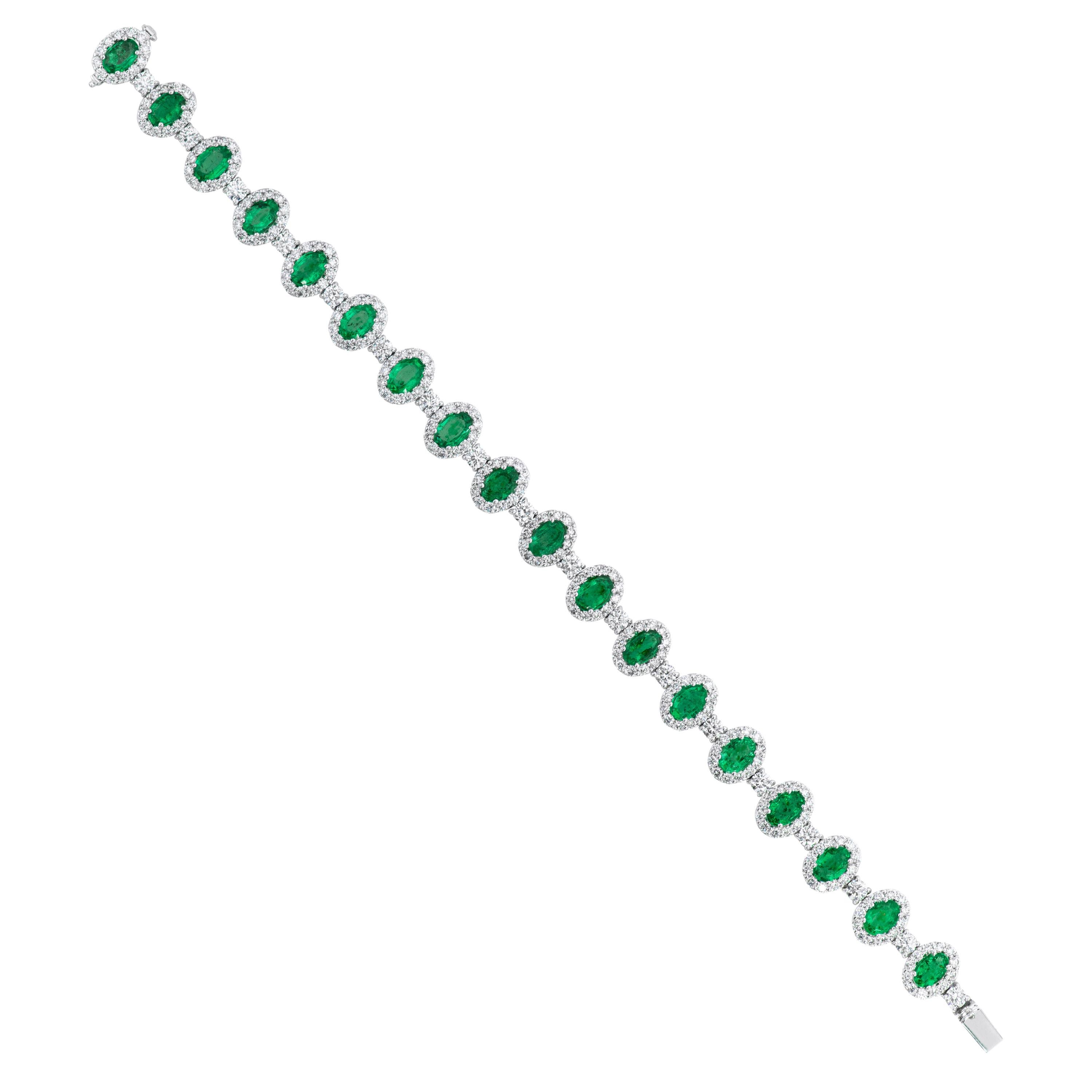 18 Karat Gold 7.07 Carat Natural Emerald and Diamond Cluster Modern Bracelet For Sale