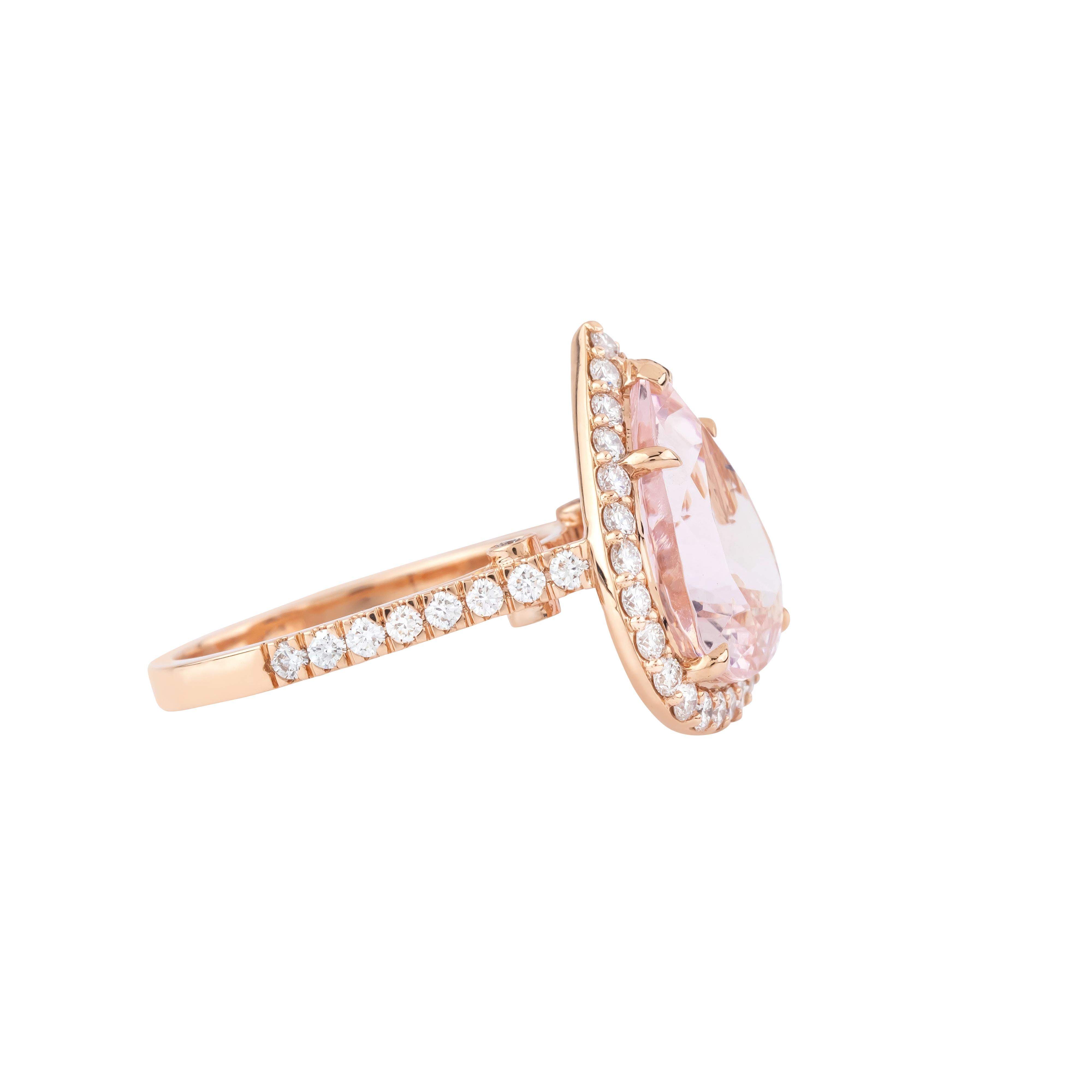 Modern 18 Karat Gold 7.11 Carat Diamond and Morganite Fashion Ring For Sale