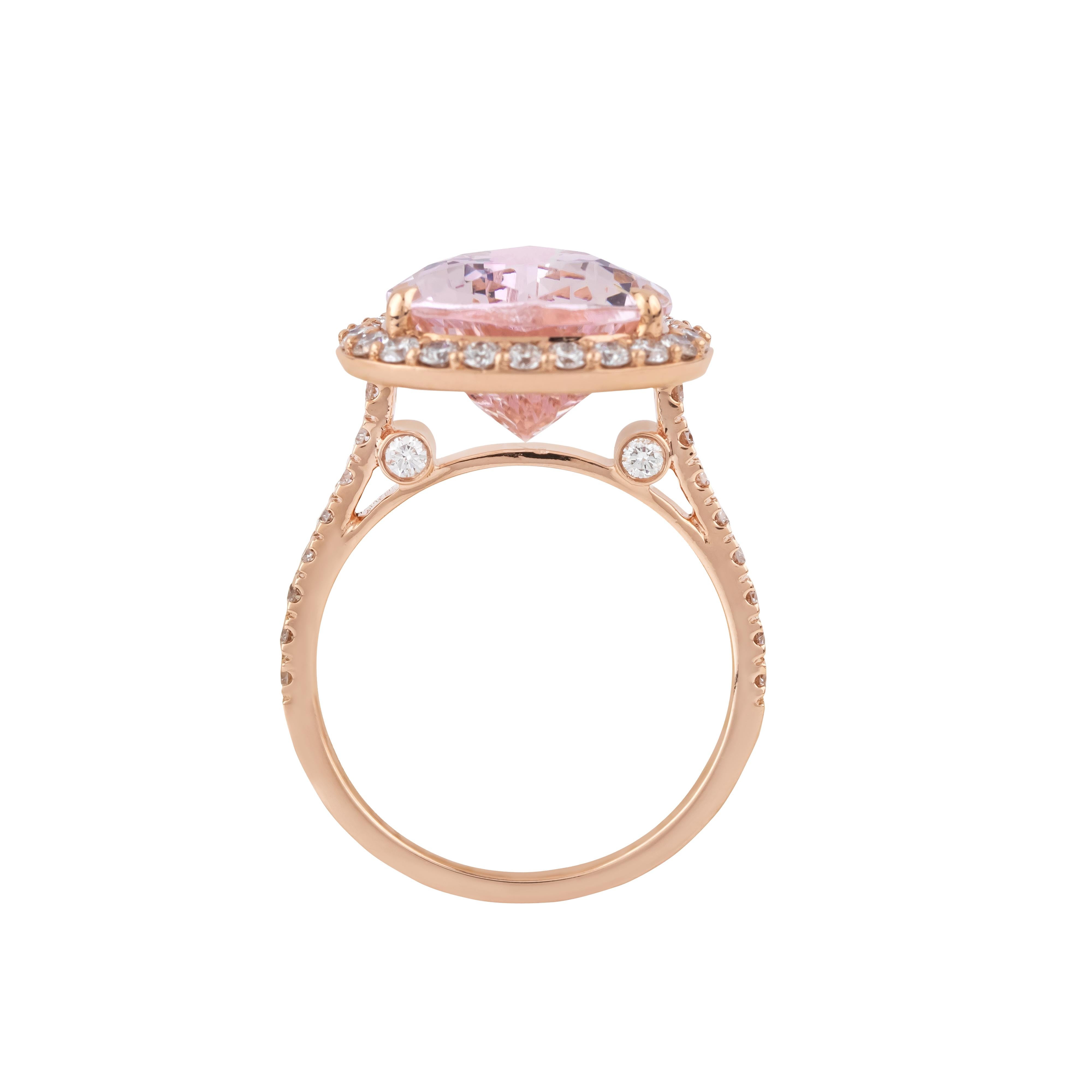 Brilliant Cut 18 Karat Gold 7.11 Carat Diamond and Morganite Fashion Ring For Sale