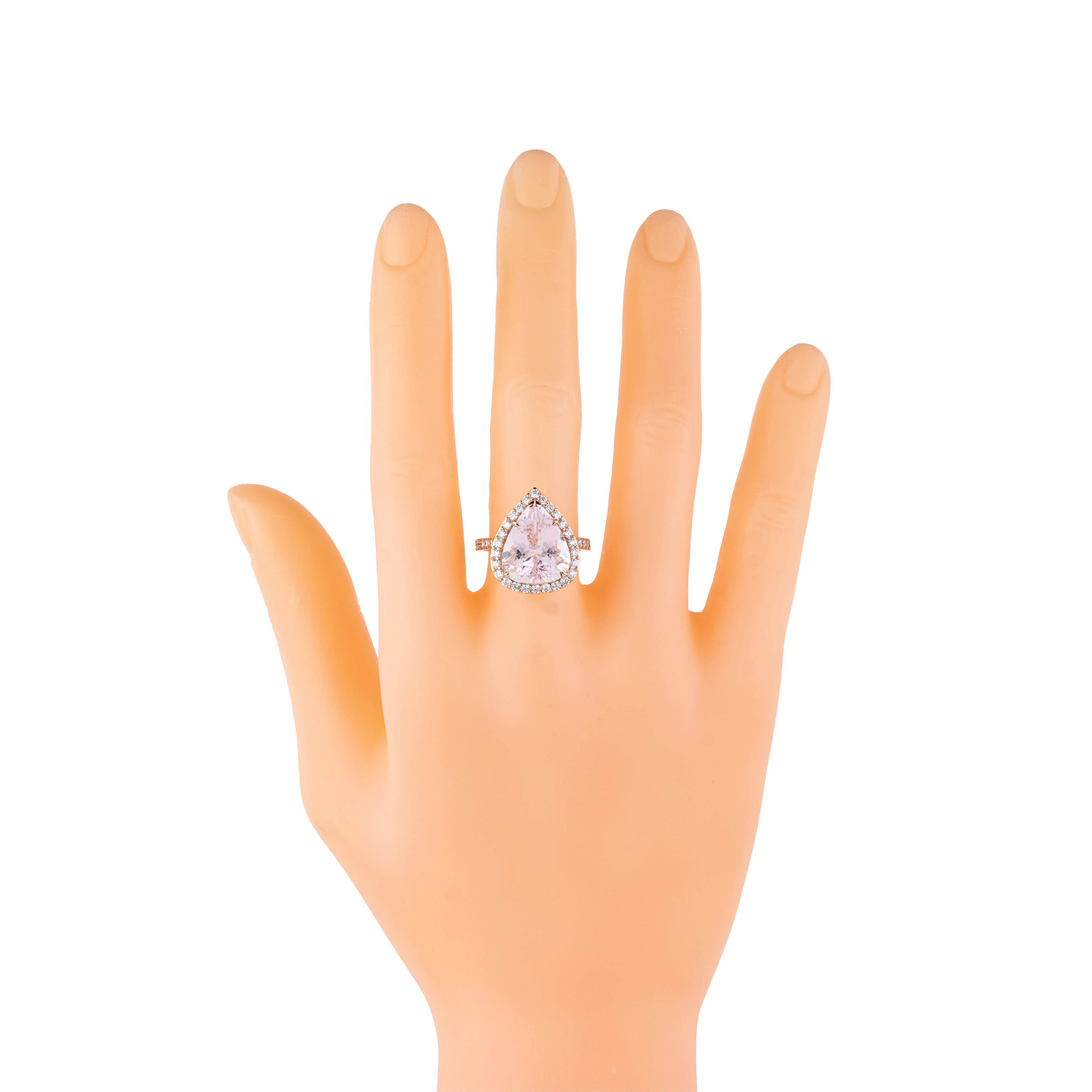 18 Karat Gold 7.11 Carat Diamond and Morganite Fashion Ring In New Condition For Sale In Jaipur, IN