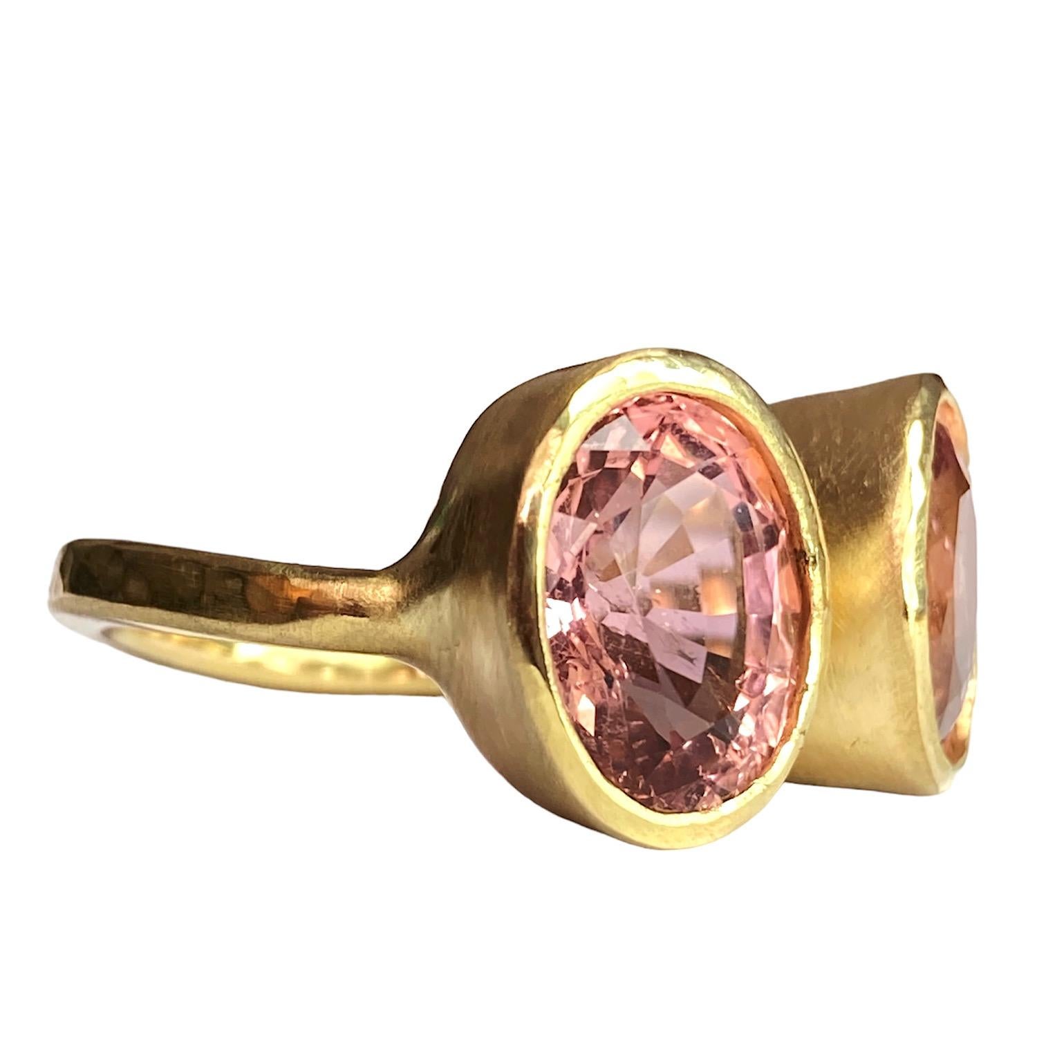 Women's or Men's 18 Karat Gold 7.15ct Double Oval Peach Pink Tourmaline Ring For Sale