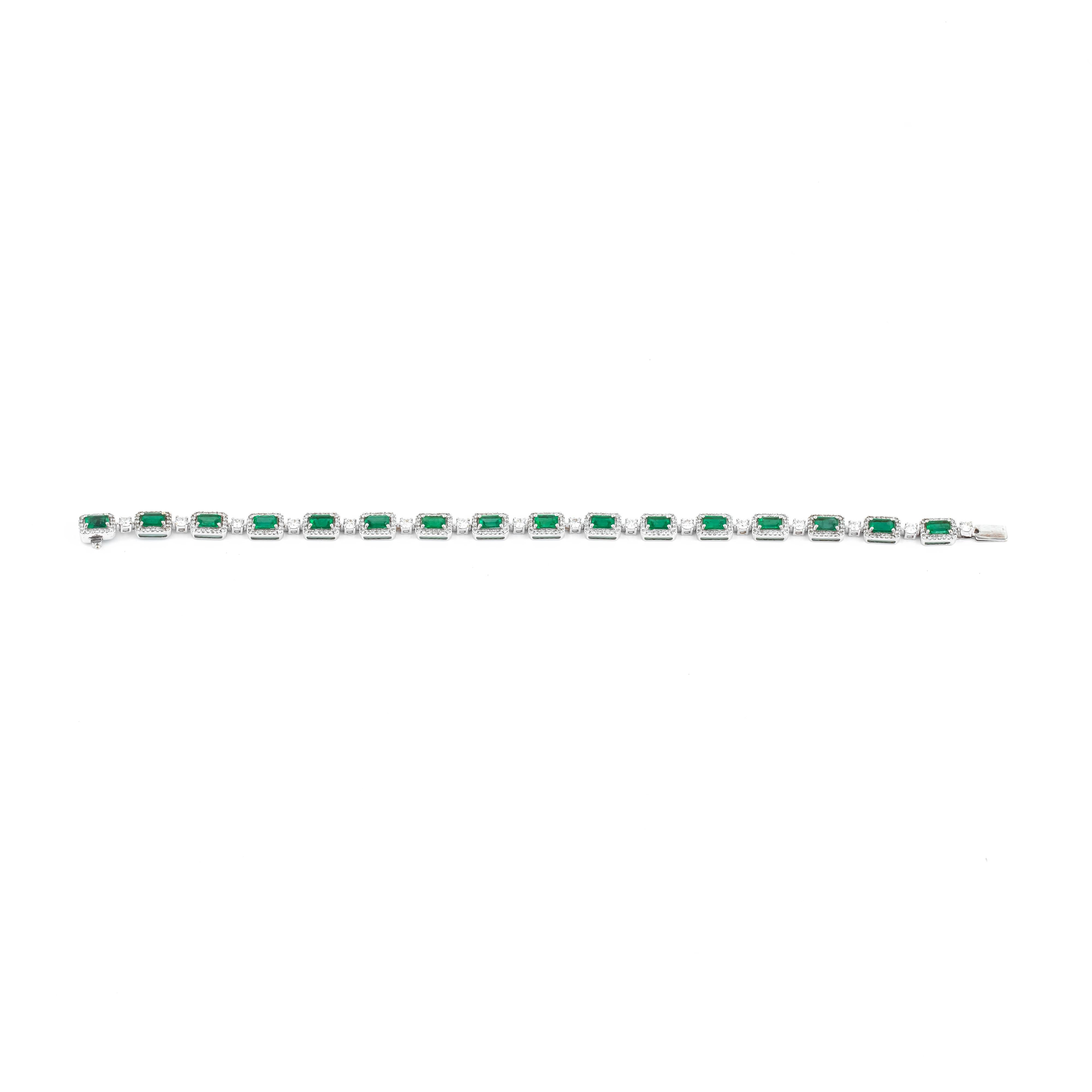 Brilliant Cut 18 Karat Gold 7.22 Carat Emerald and Diamond Tennis Bracelet For Sale