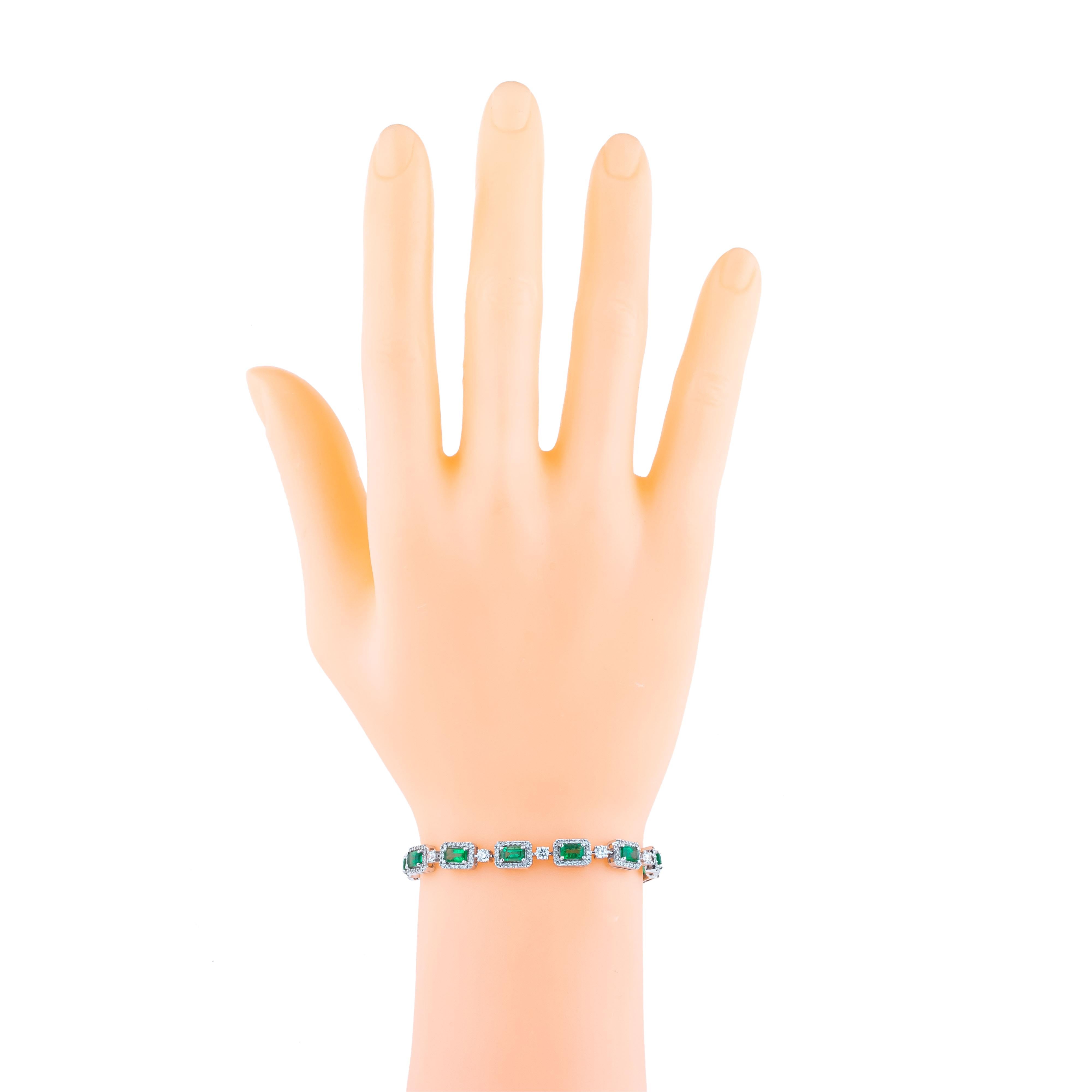 18 Karat Gold 7.22 Carat Emerald and Diamond Tennis Bracelet In New Condition For Sale In Jaipur, IN