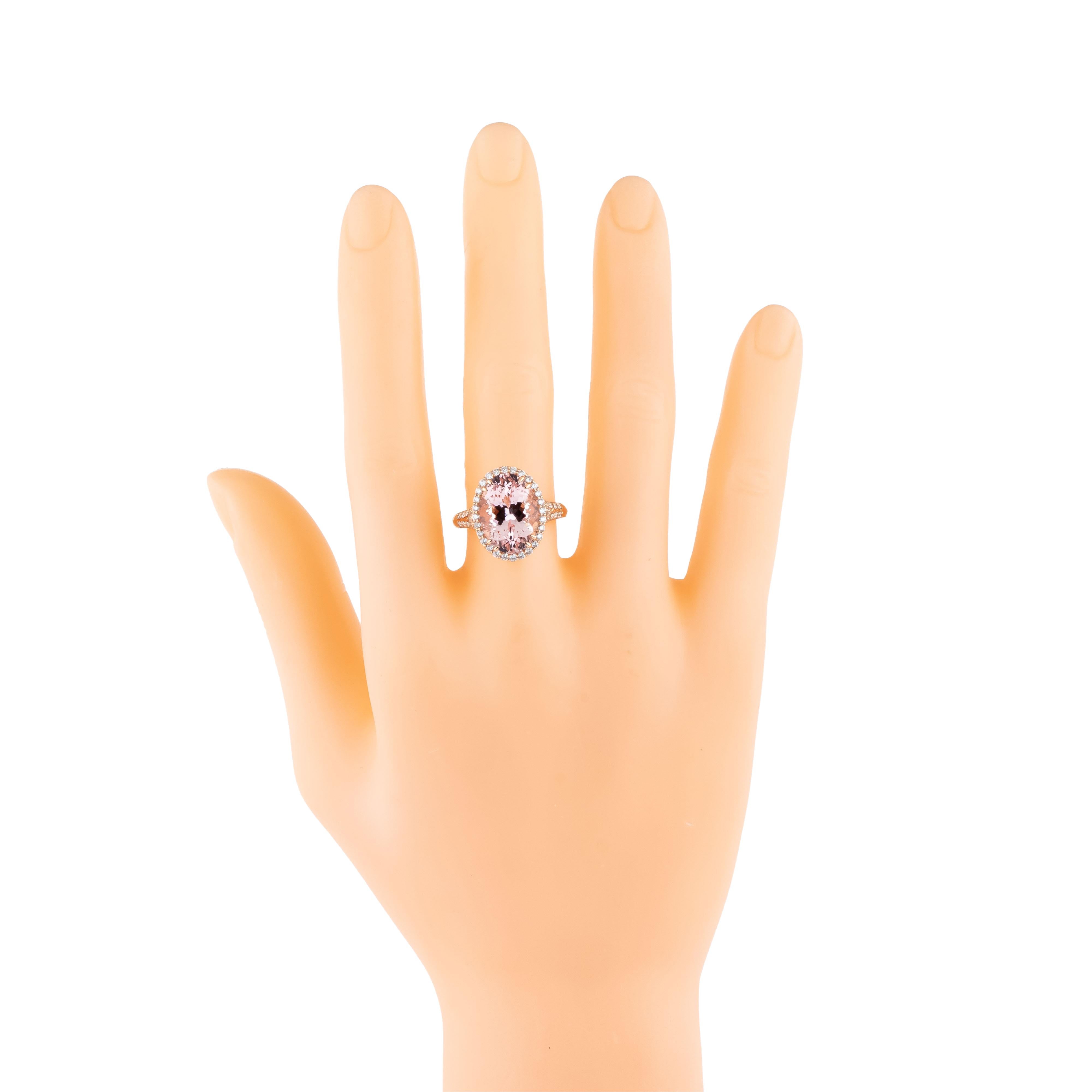 Contemporary 18 Karat Gold 7.26 Carat Diamond and Morganite Cocktail Ring For Sale