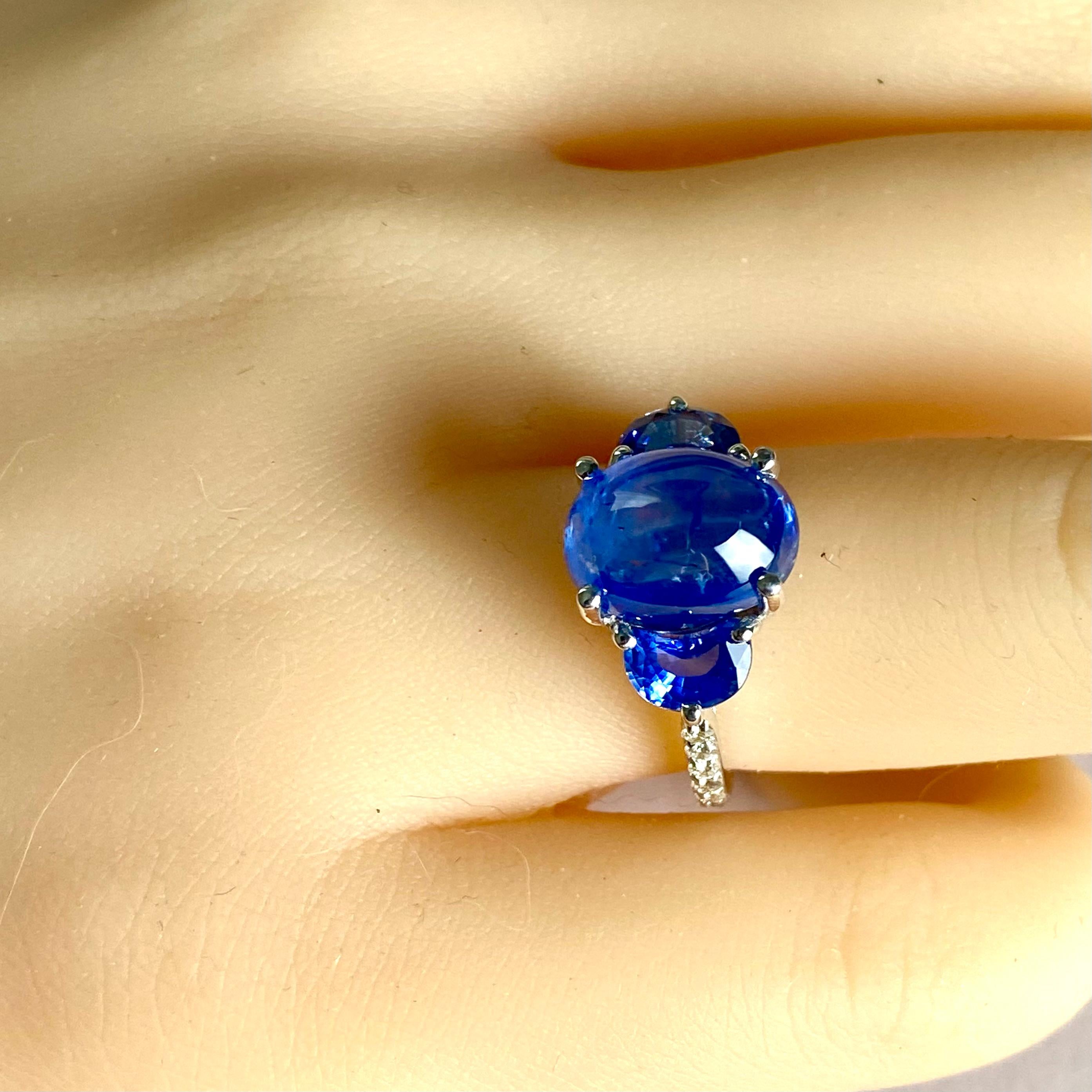 18 Karat Gold 7.37 Ceylon Cabochon Sapphire Half Moon Sapphire Diamond Ring For Sale 4