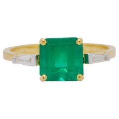 18 Karat Gold Square Colombian Emerald Diamond Contemporary Ring