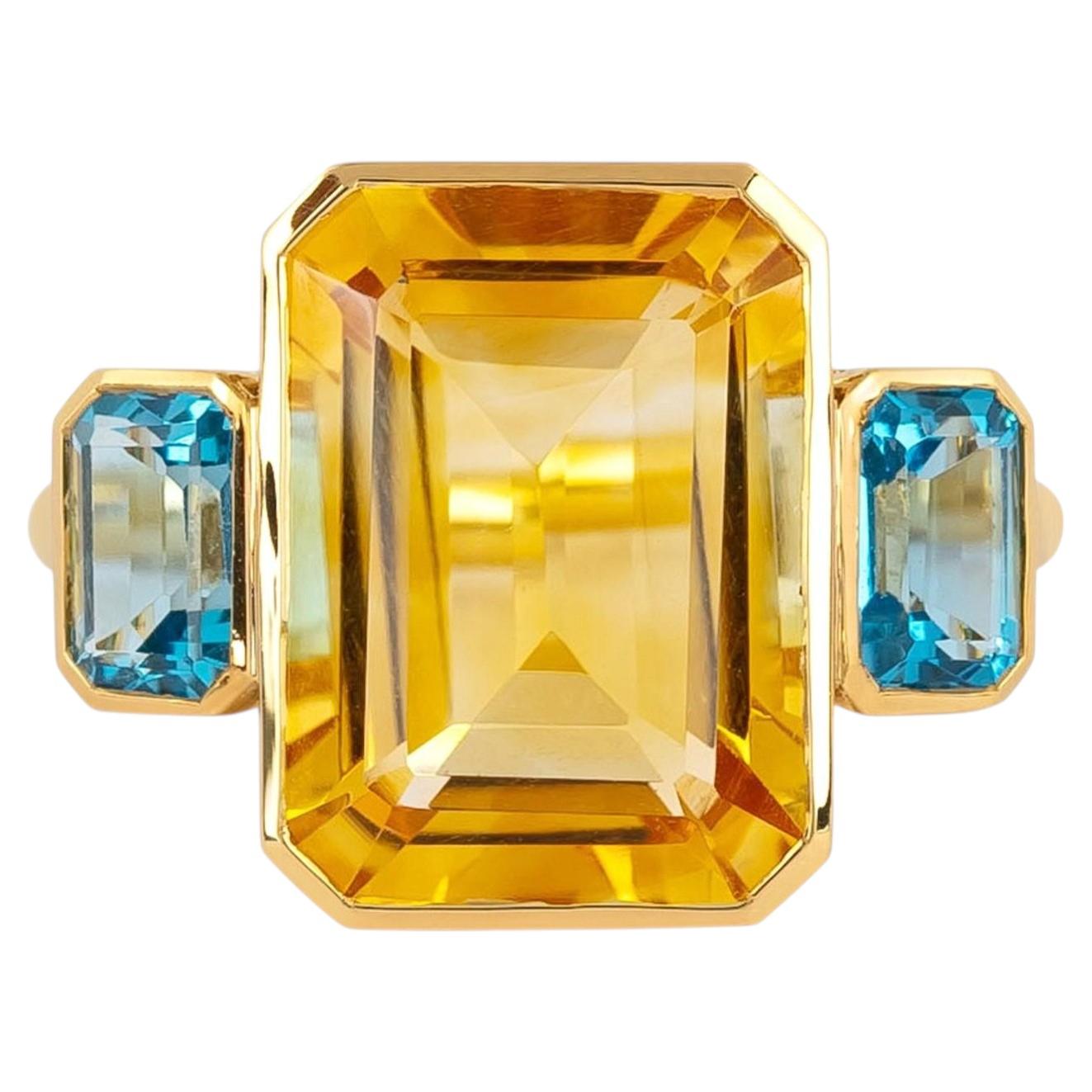 Anillo de «tres piedras» de oro de 18 quilates con topacios azules y amarillos de 7,79 quilates