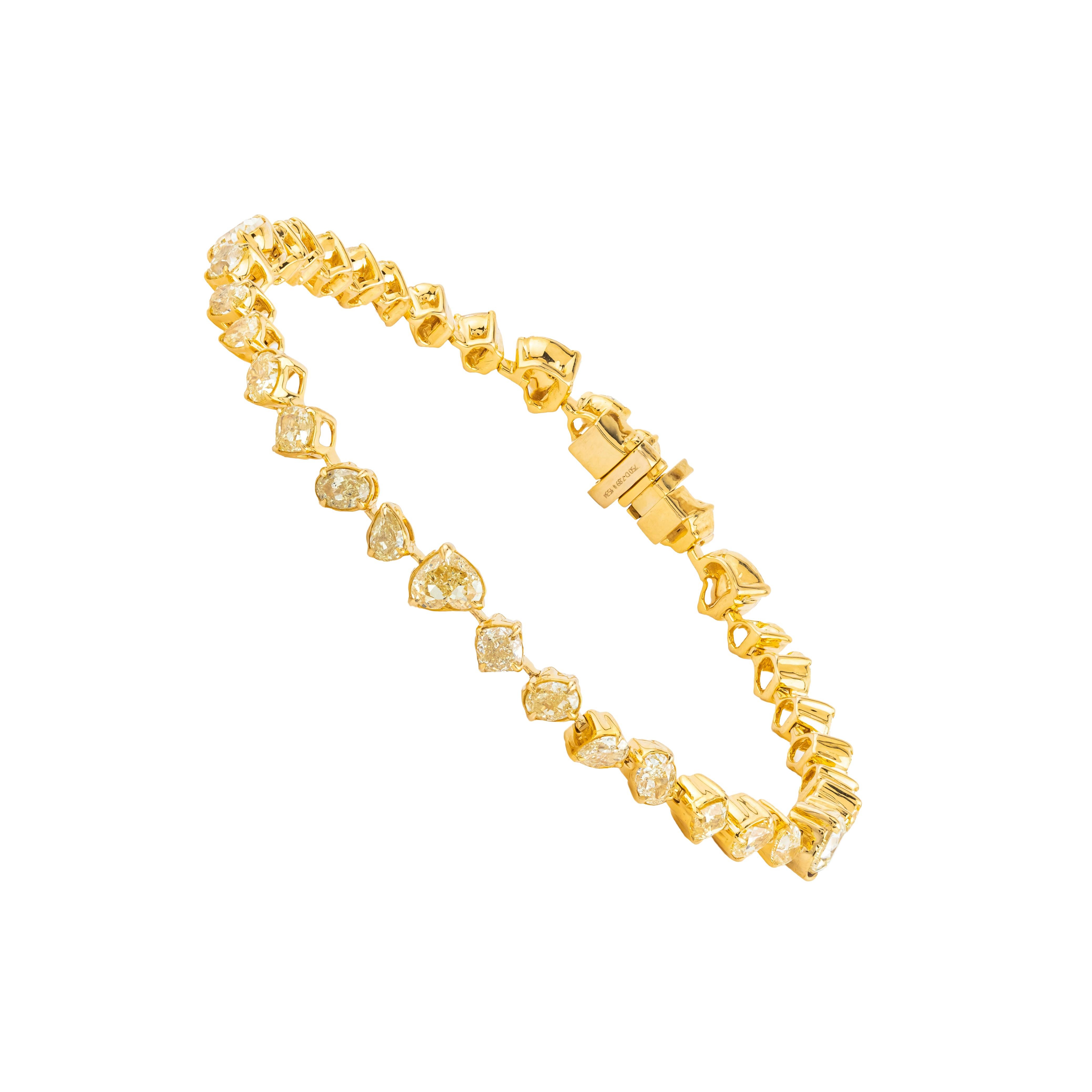 Un'armoniosa miscela di raffinatezza e splendore, questo bracciale tennis in oro 18 carati sfoggia 7,89 carati di eccezionali diamanti gialli. Ogni gemma è selezionata a mano per la sua tonalità accattivante e la sua notevole chiarezza, assicurando