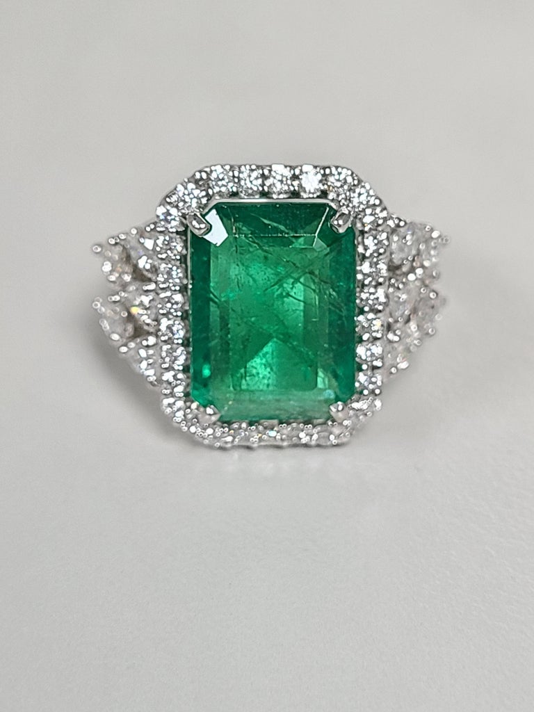 18 Karat Gold 8.00 Carat Zambian Emerald and Pear Diamonds Cocktail ...
