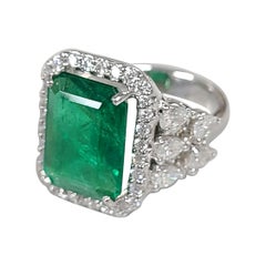 18 Karat Gold 4.78 Carat Zambian Emerald and Pear Diamonds Cocktail Ring