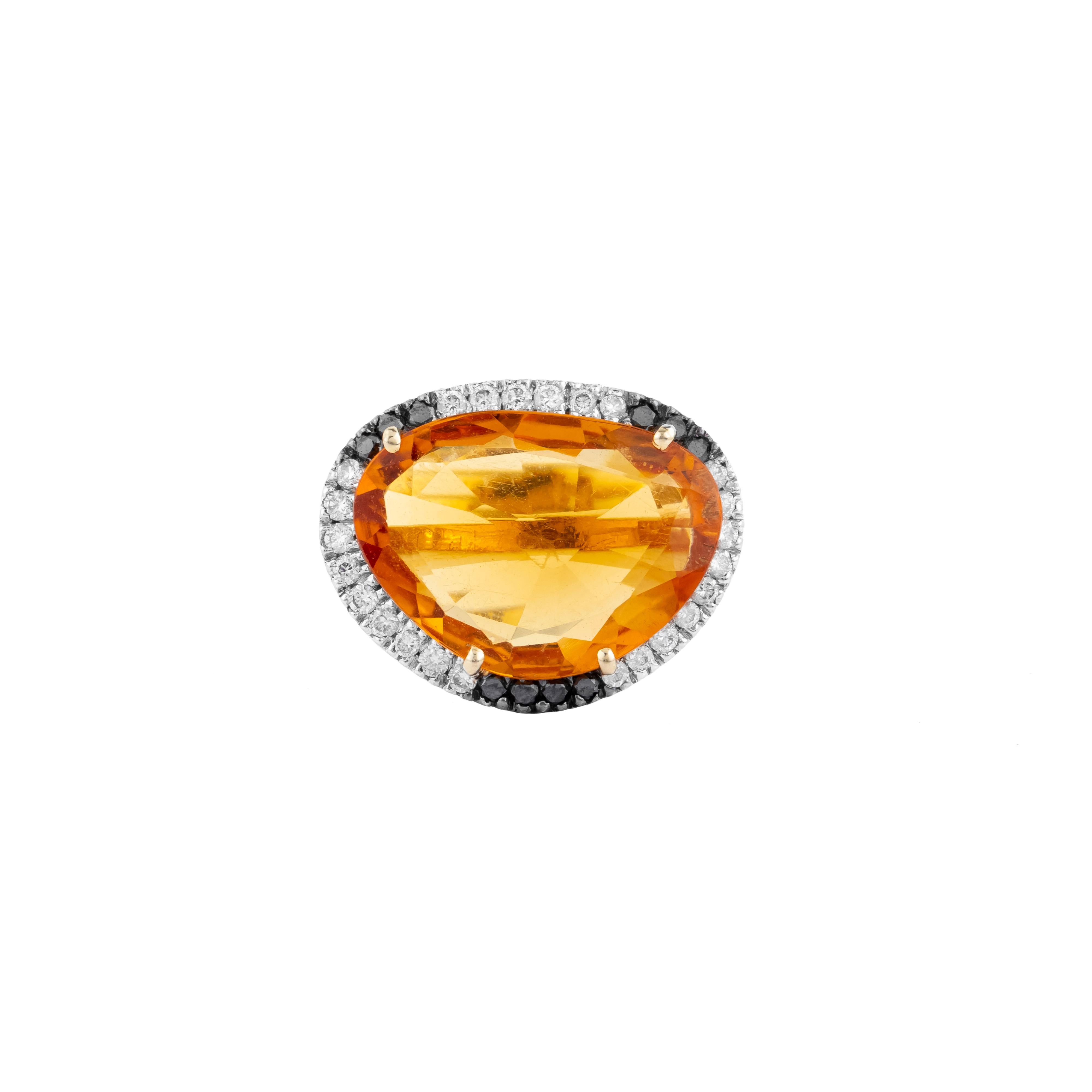 Brilliant Cut 18 Karat Gold 8.51 Carats Golden Topaz and Diamond Modern Ring For Sale