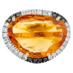 Moderner Ring aus 18 Karat Gold mit 8,51 Karat goldenem Topas und Diamanten