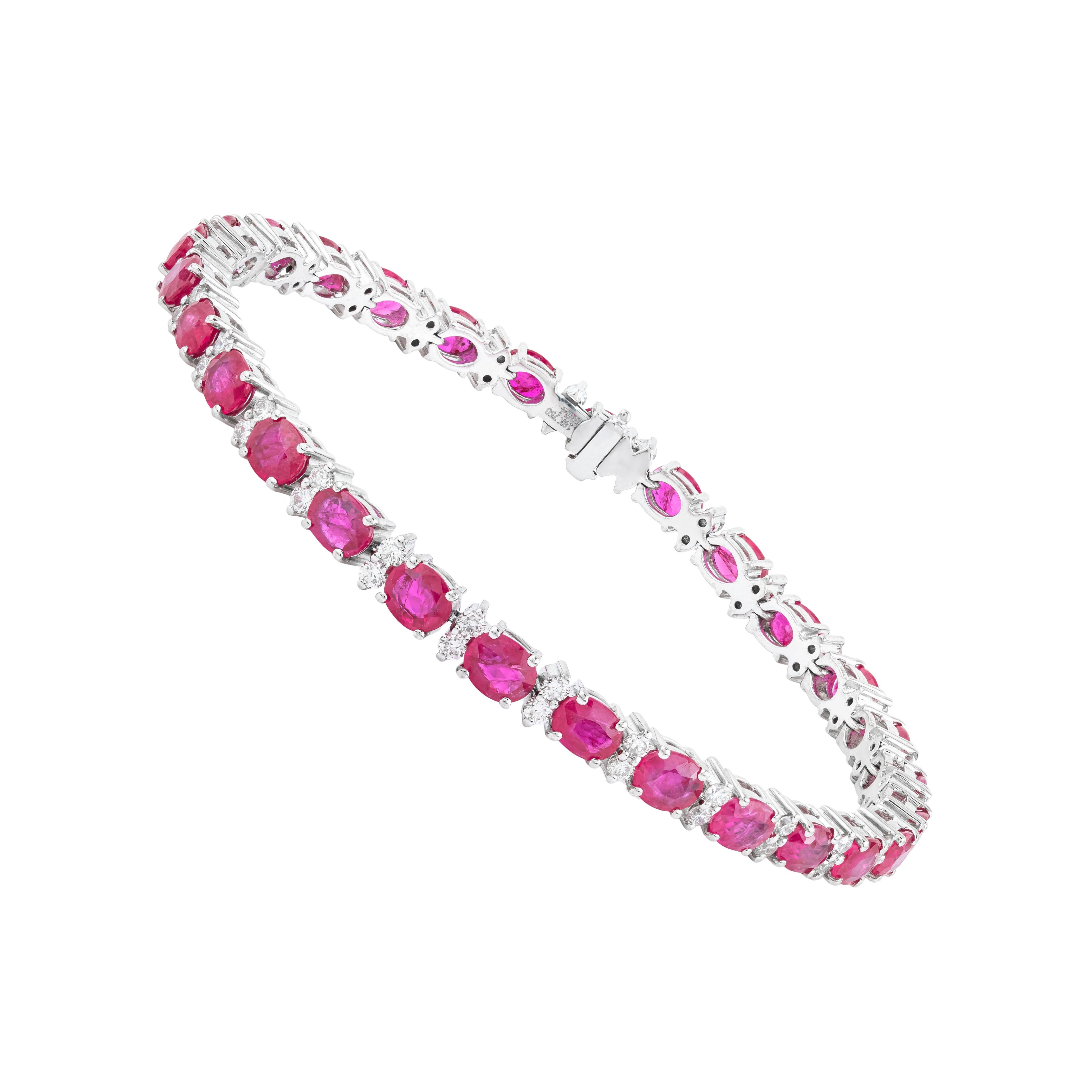 Eleganz und meisterhafte Handwerkskunst treffen bei diesem Tennisarmband aus 18 Karat Gold aufeinander, das eine atemberaubende Komposition aus 8,56 Karat Rubinen und Diamanten aufweist. Die harmonische Anordnung dieser strahlenden Edelsteine zeigt