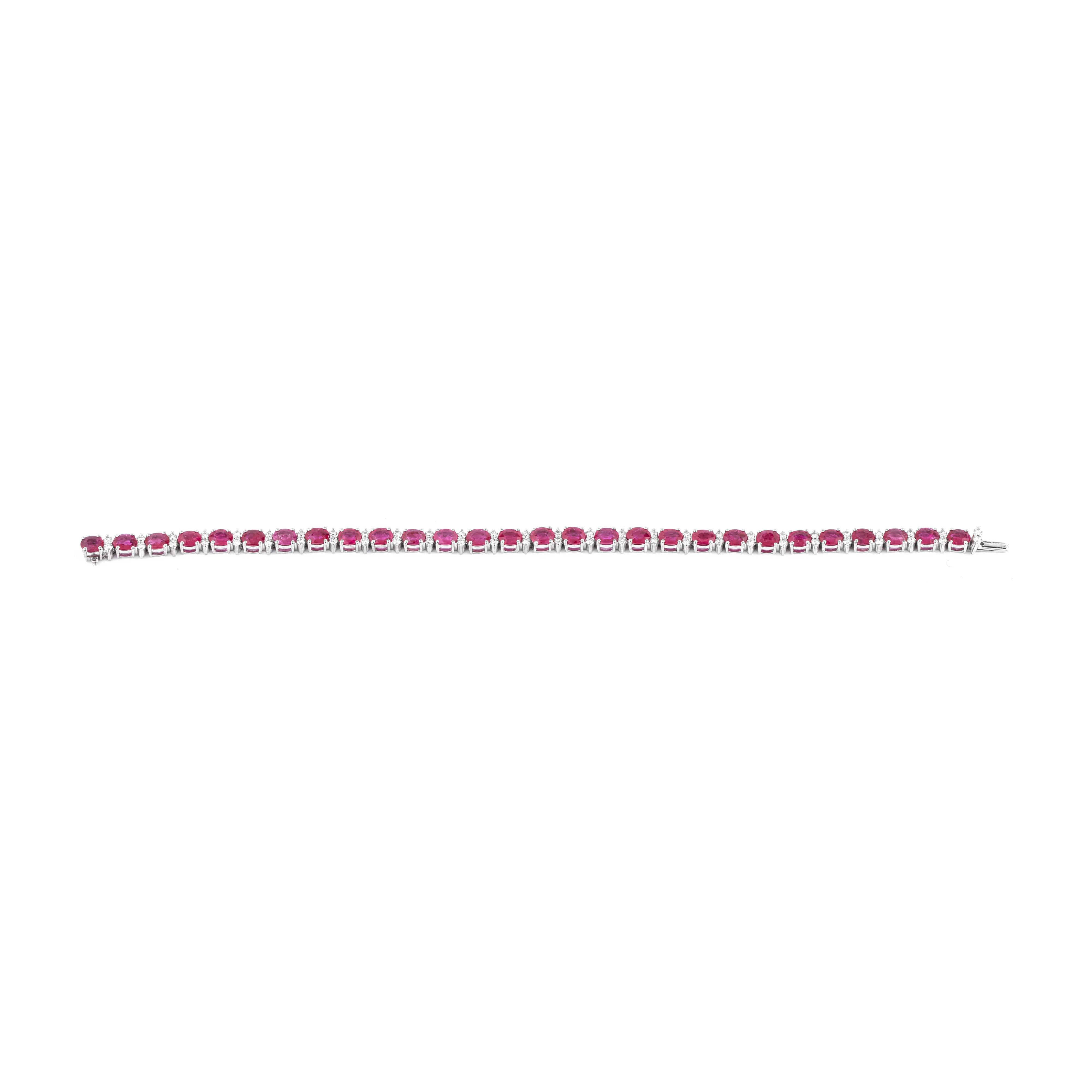 18 Karat Gold 8,56 Karat Rubin und Diamant-Tennisarmband (Moderne) im Angebot