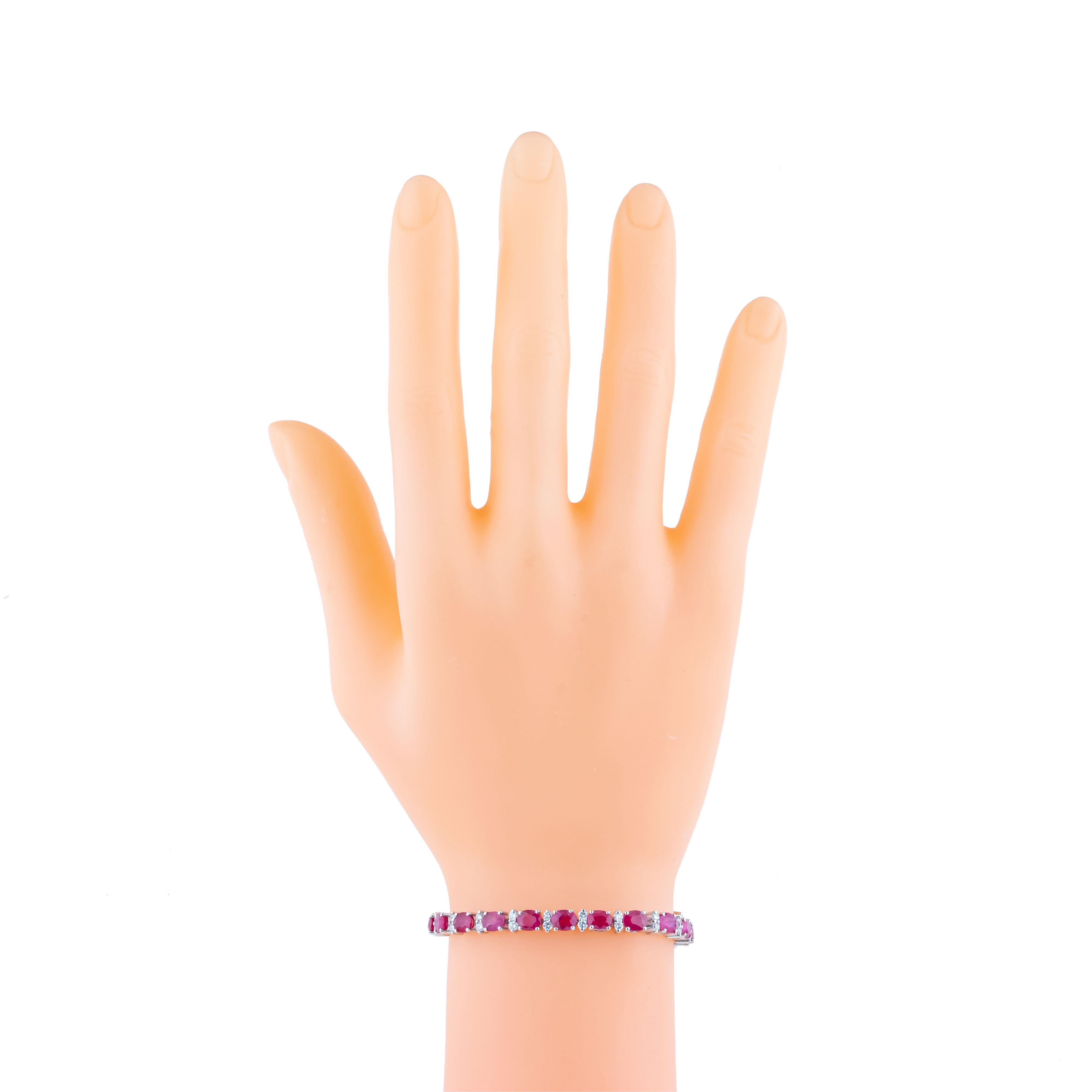 18 Karat Gold 8,56 Karat Rubin und Diamant-Tennisarmband im Zustand „Neu“ im Angebot in Jaipur, IN