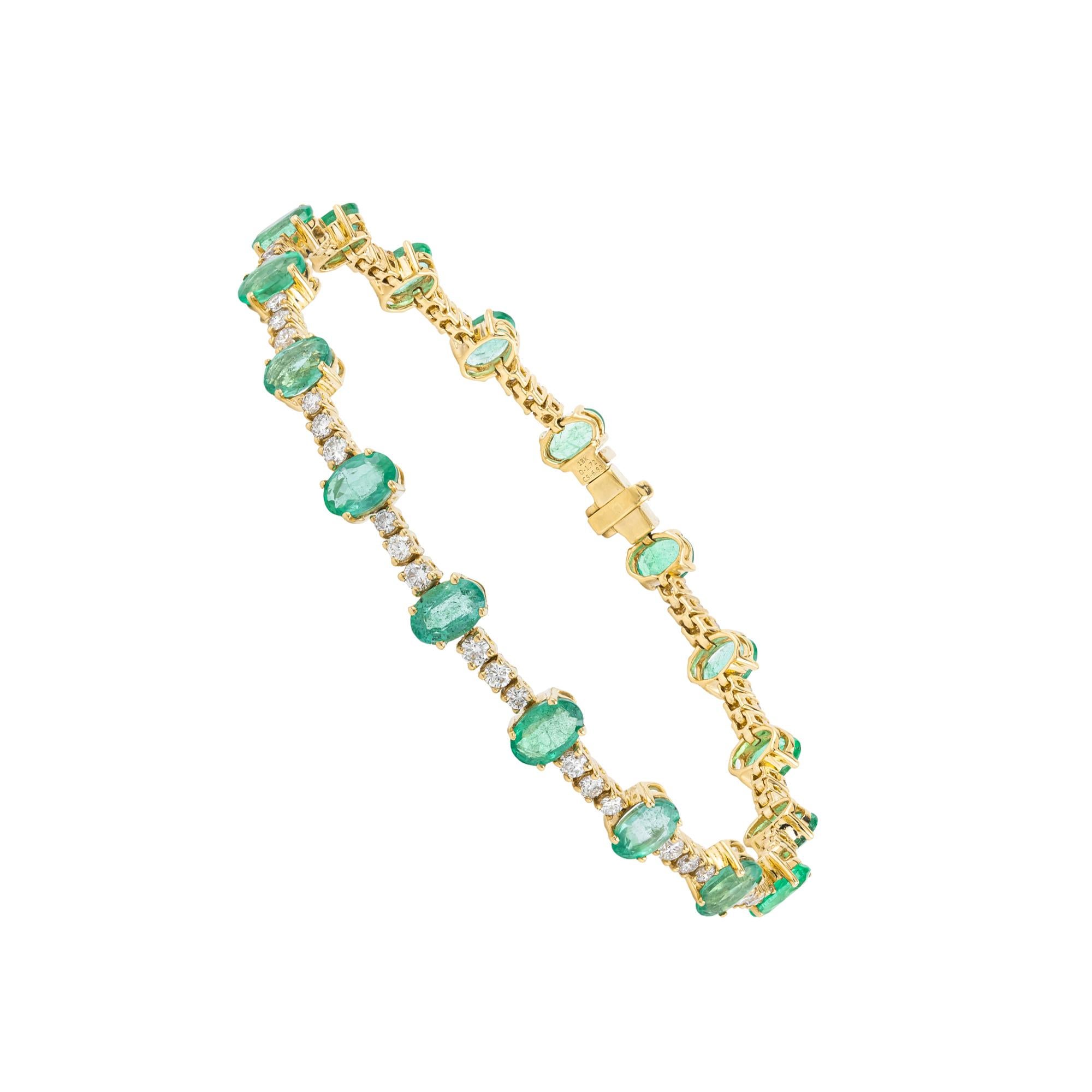 Eleganza senza tempo, questo bracciale tennis in oro 18 carati sfoggia 8,7 carati di smeraldi e diamanti mozzafiato disposti in perfetta armonia. Alternando smeraldi radiosi e diamanti brillanti, il design crea un contrasto sorprendente che