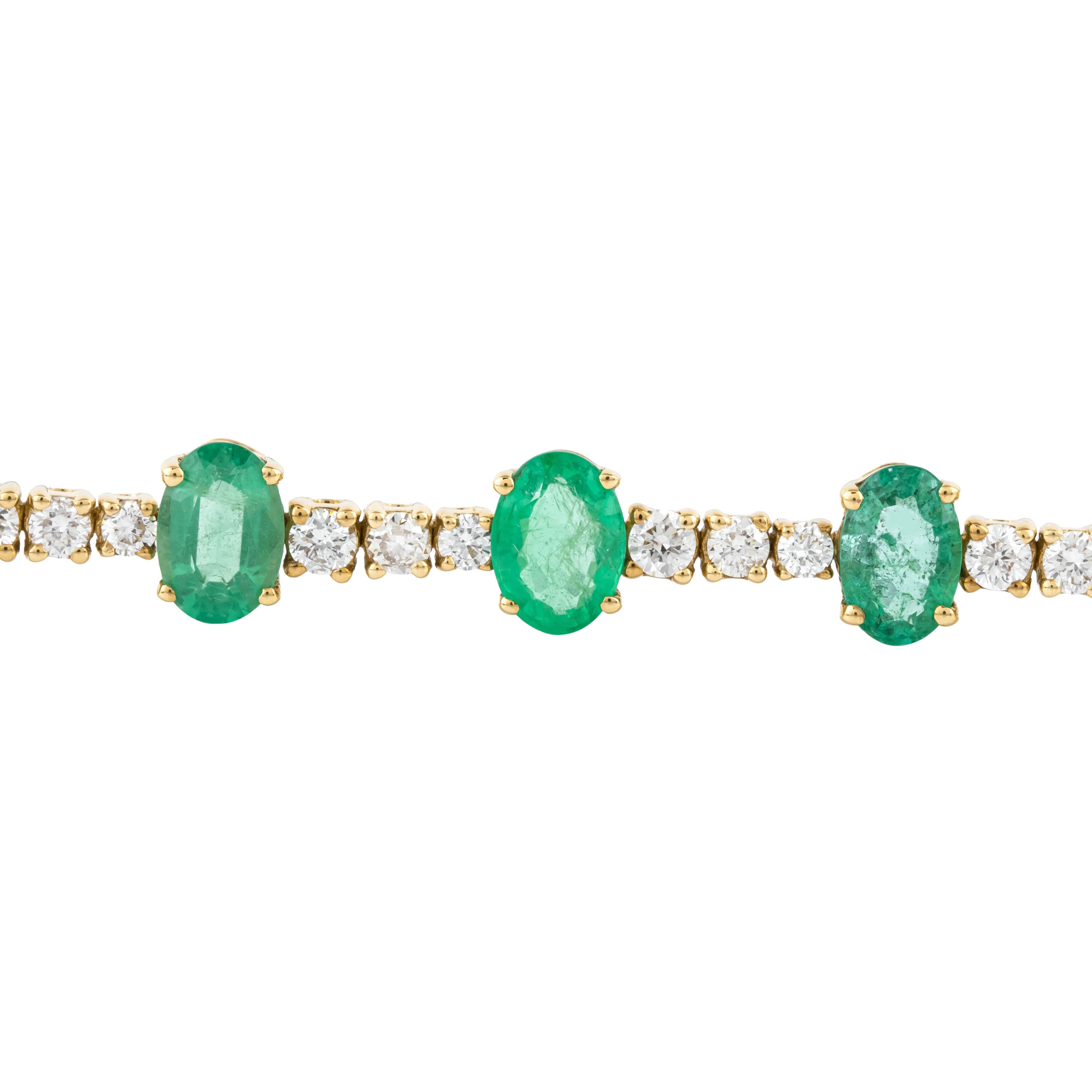 Moderno Bracciale tennis in oro 18 carati con smeraldo e diamanti da 8,7 carati in vendita