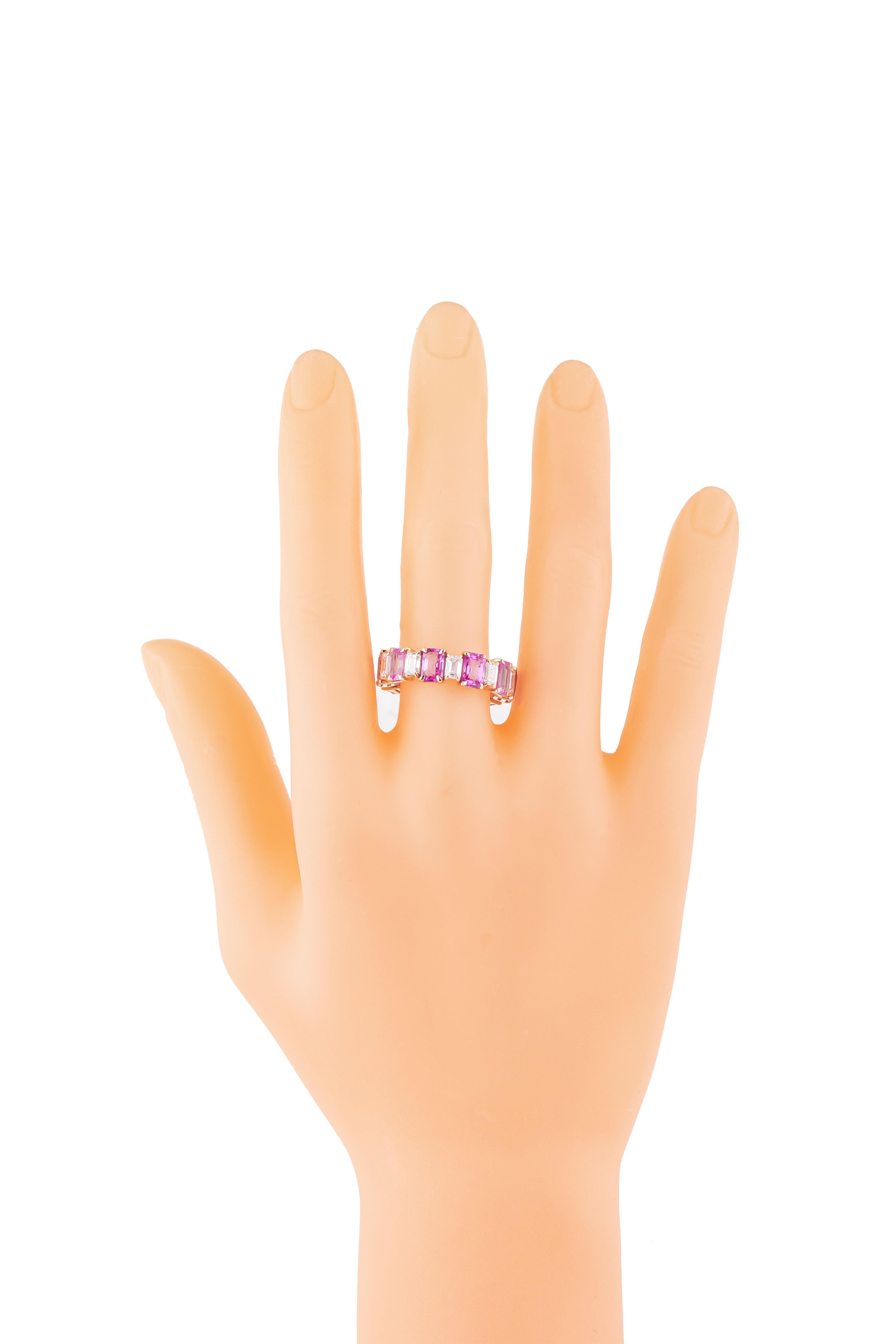 18 Karat Gold 8.81 Carat Diamond and Pink Sapphire Eternity Band Ring In New Condition For Sale In Jaipur, IN