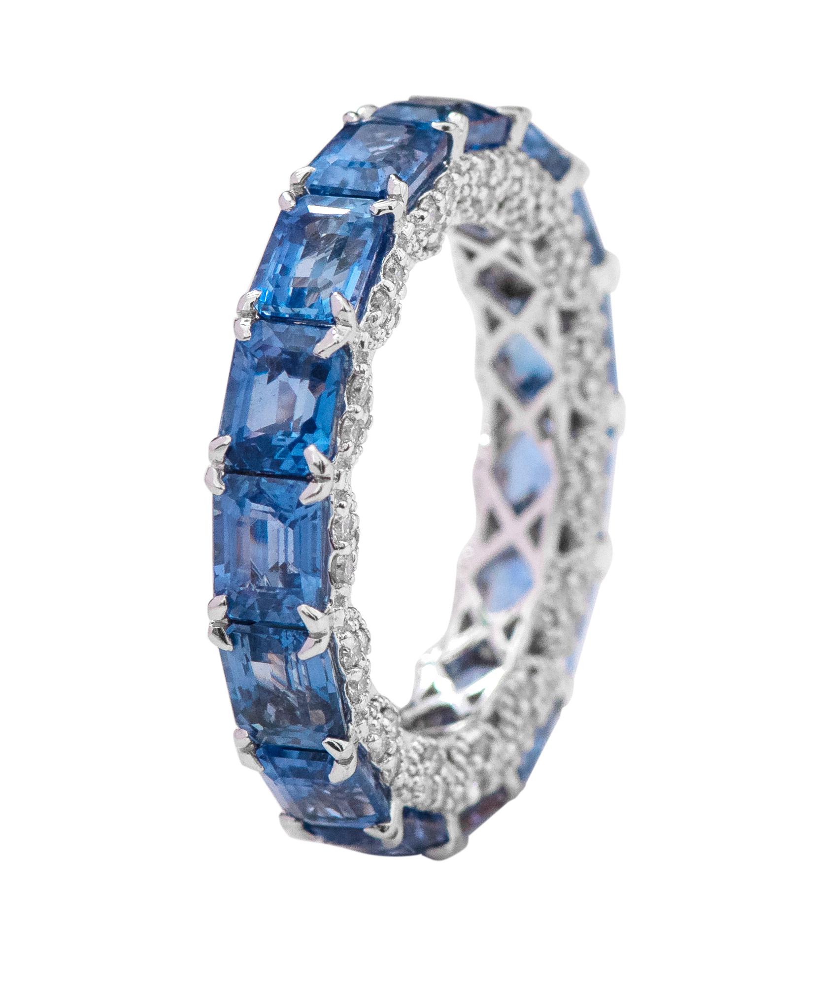 Anneau d'éternité en or 18 carats avec saphir taille émeraude de 8,81 carats et diamants en vente 2