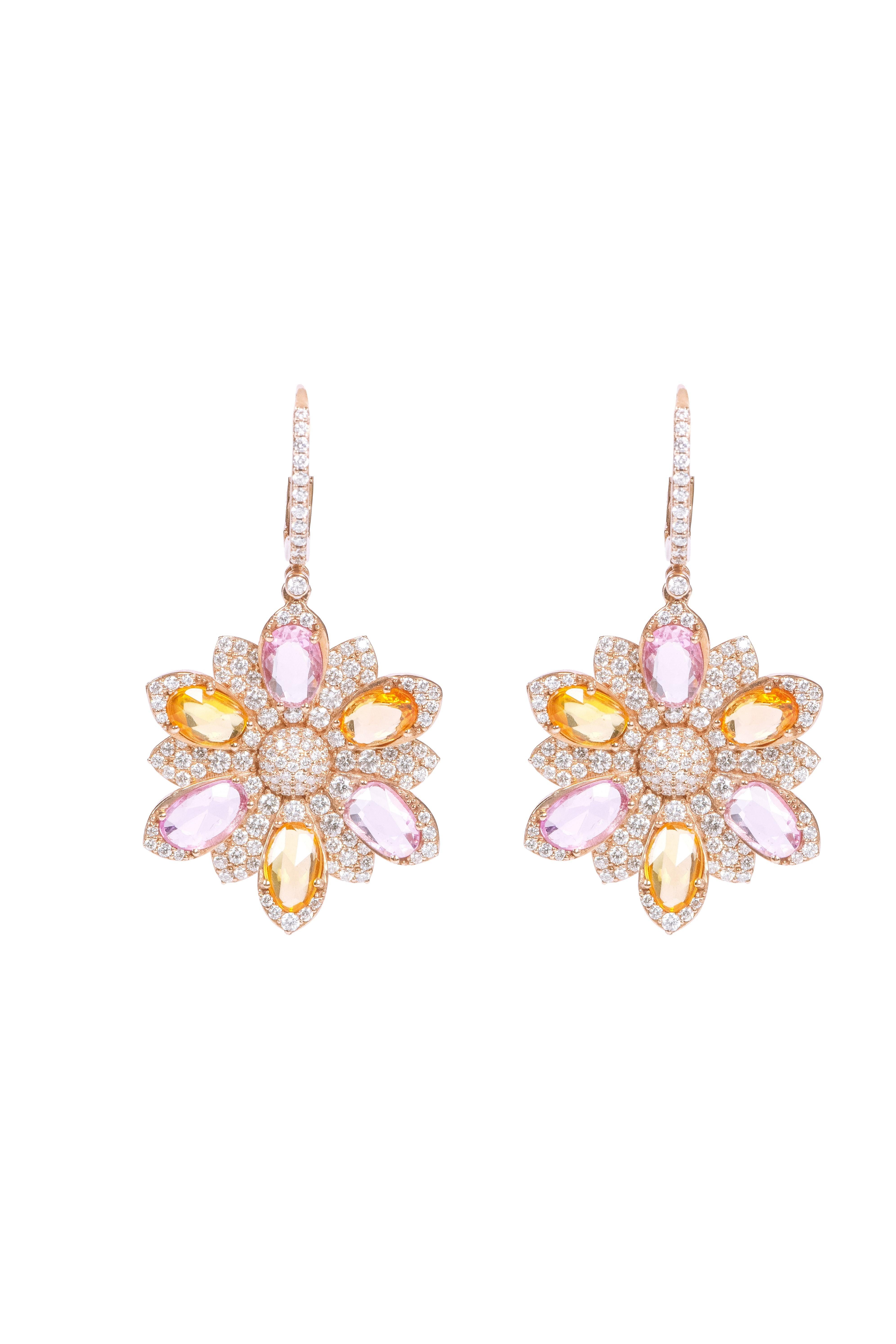 18 Karat Gold 8.90 Carat Diamond and Sapphire Flower Earrings In New Condition For Sale In Jaipur, IN