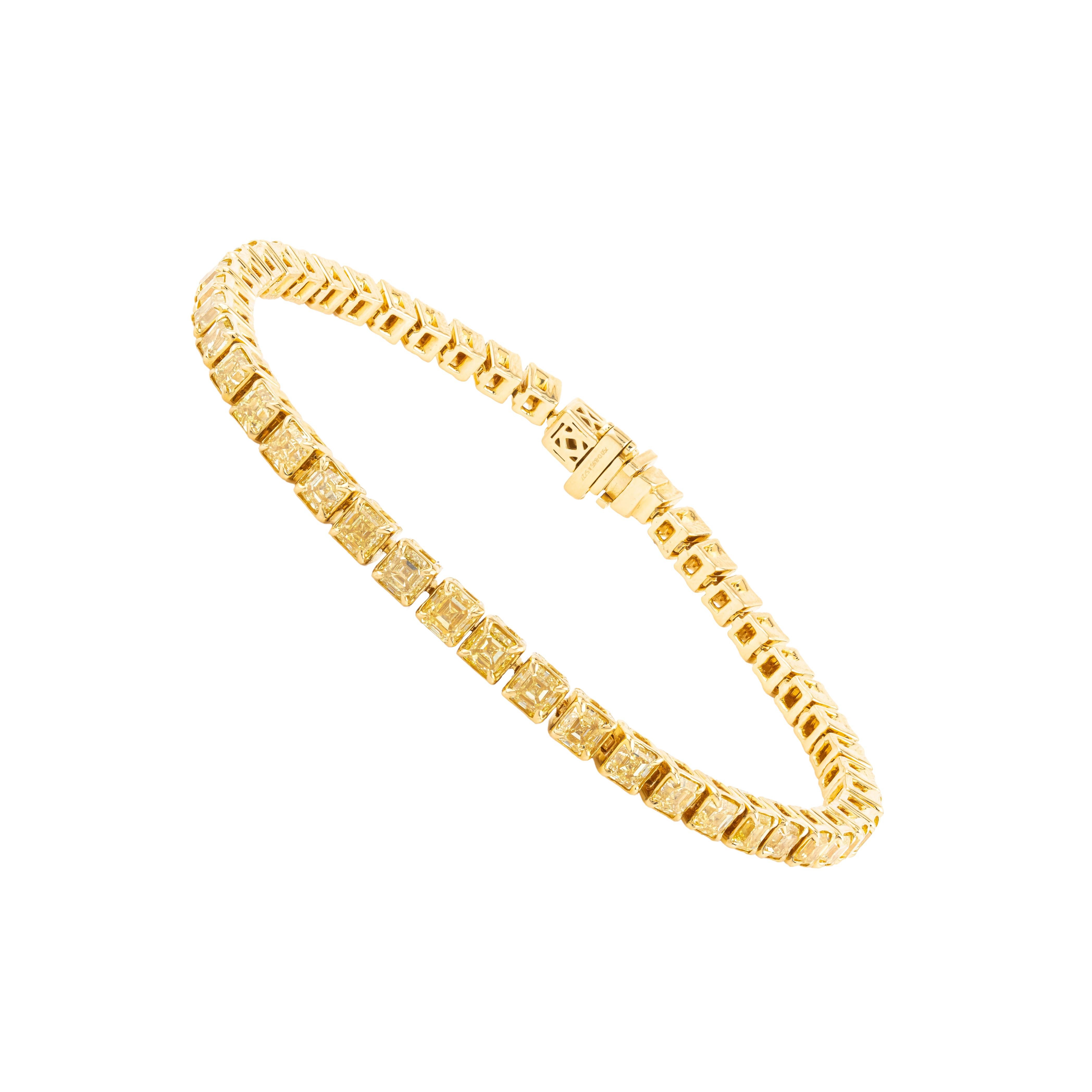 Un capolavoro di raffinata maestria, questo bracciale tennis in oro 18 carati presenta 8,95 carati di squisiti diamanti gialli, curati meticolosamente per la loro vibrante brillantezza e l'eccezionale limpidezza. Ogni gemma è tagliata con maestria
