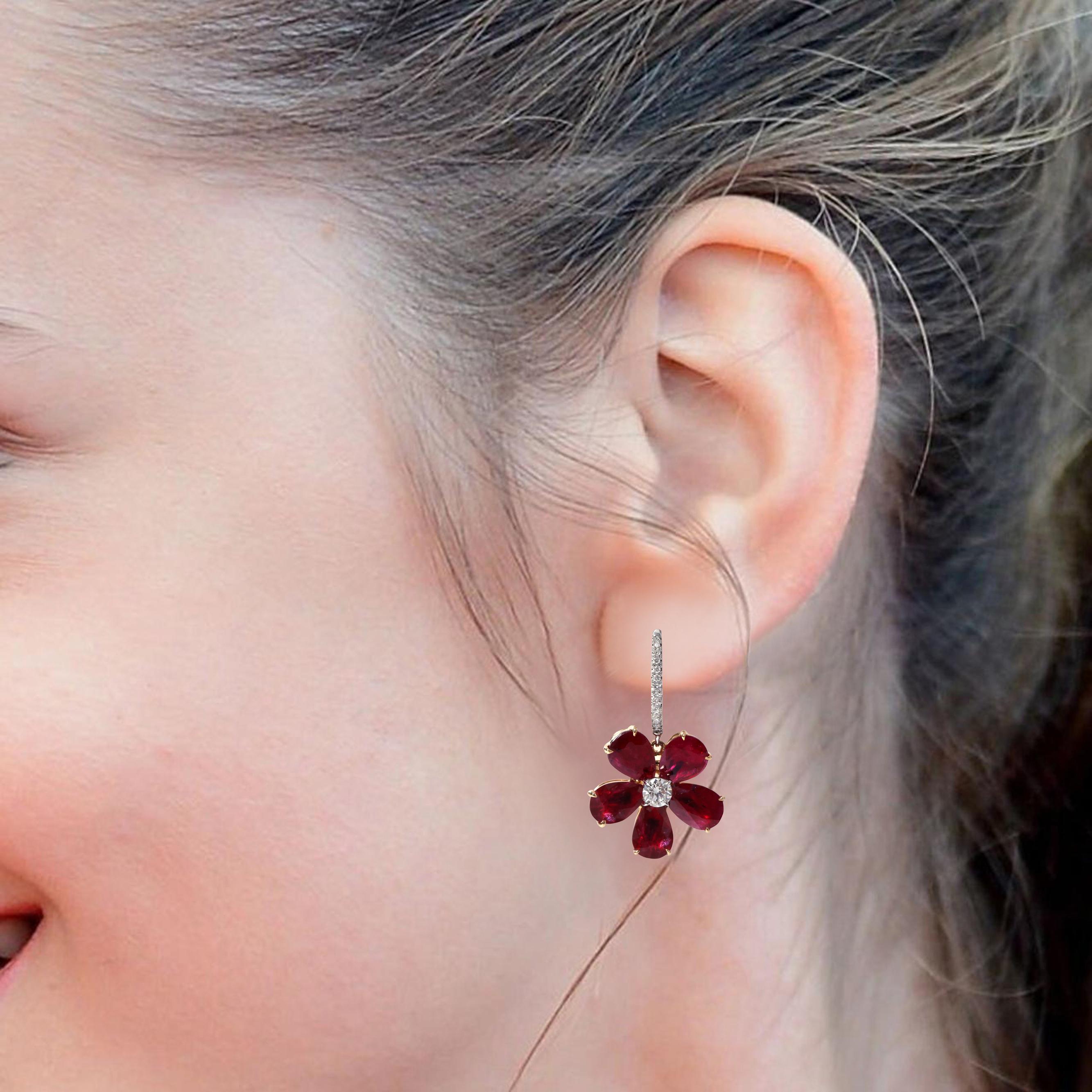 Moderne Boucles d'oreilles en goutte en or 18 carats avec fleur en rubis et diamants de 9,15 carats en vente