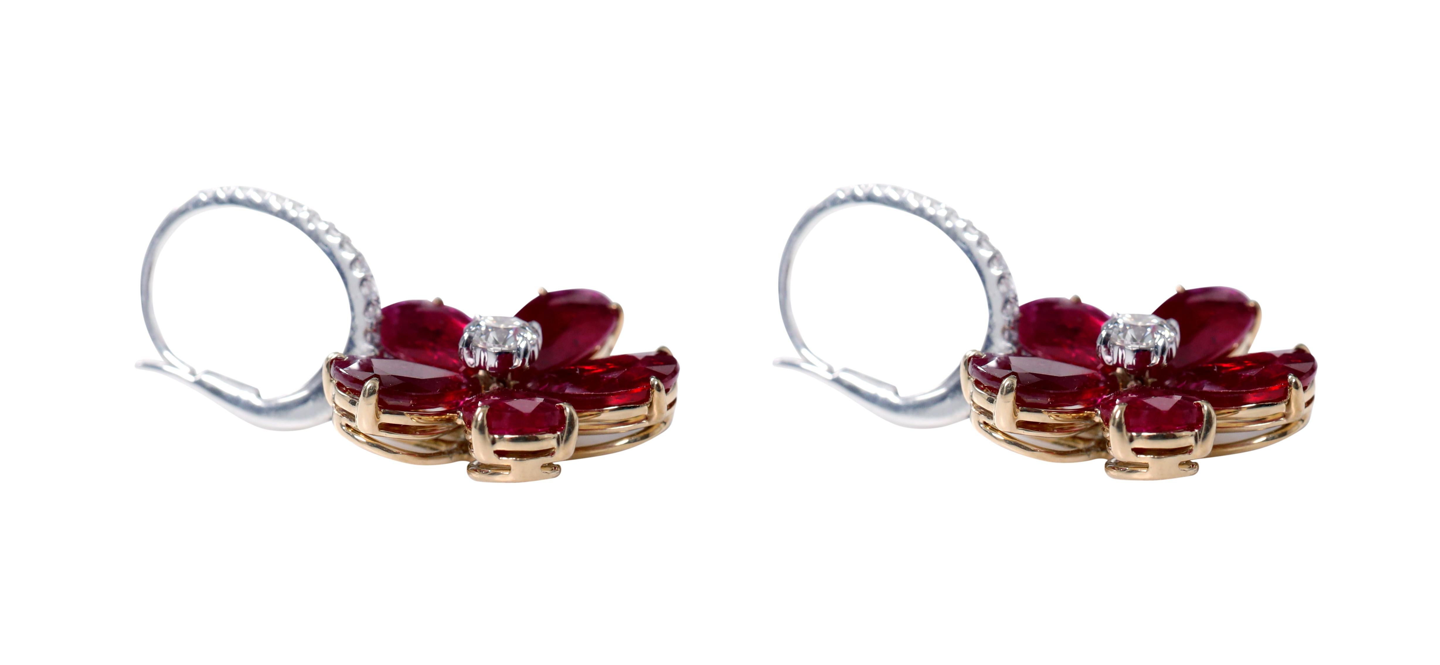 Taille poire Boucles d'oreilles en goutte en or 18 carats avec fleur en rubis et diamants de 9,15 carats en vente