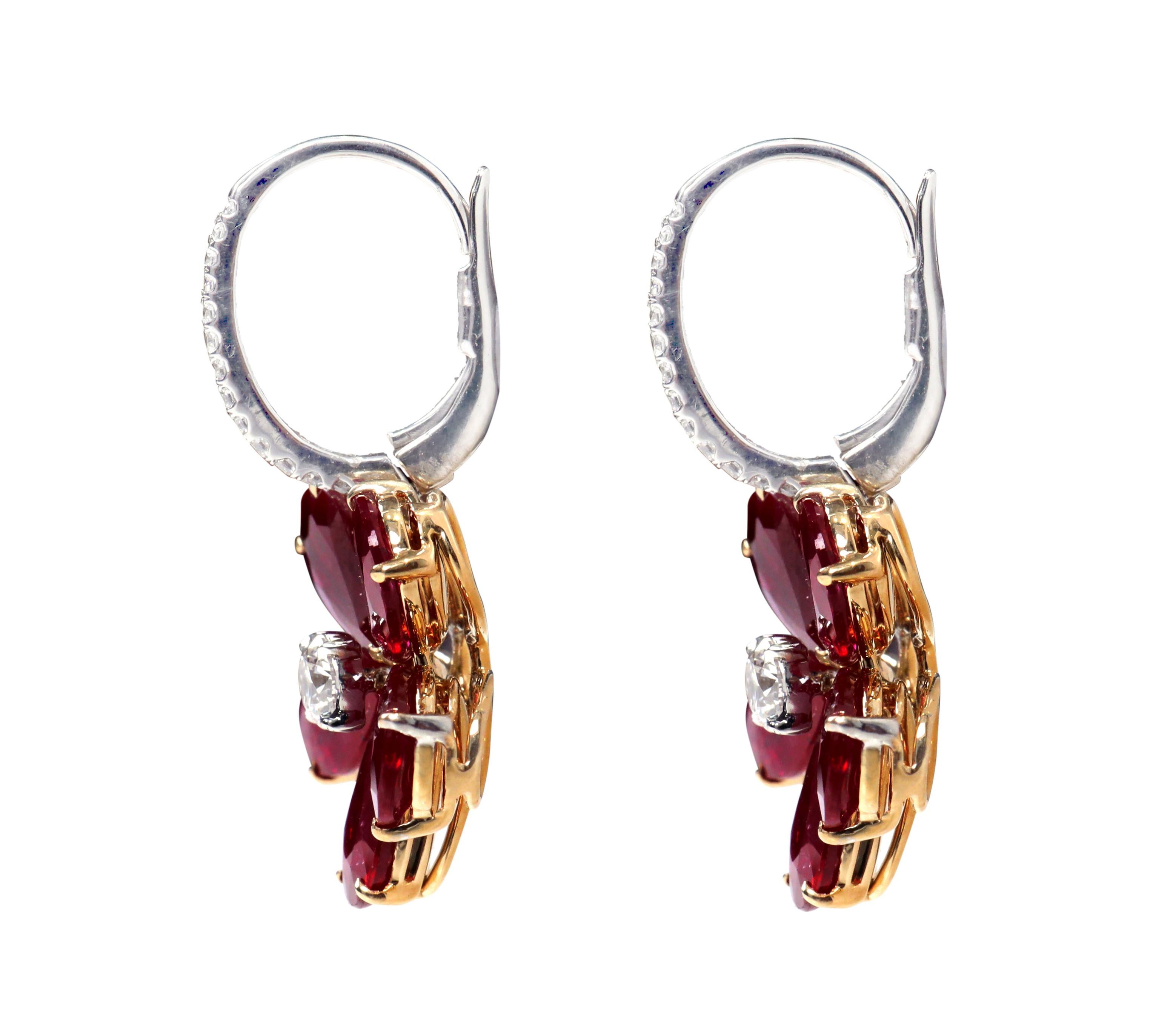 Boucles d'oreilles en goutte en or 18 carats avec fleur en rubis et diamants de 9,15 carats Neuf - En vente à Jaipur, IN