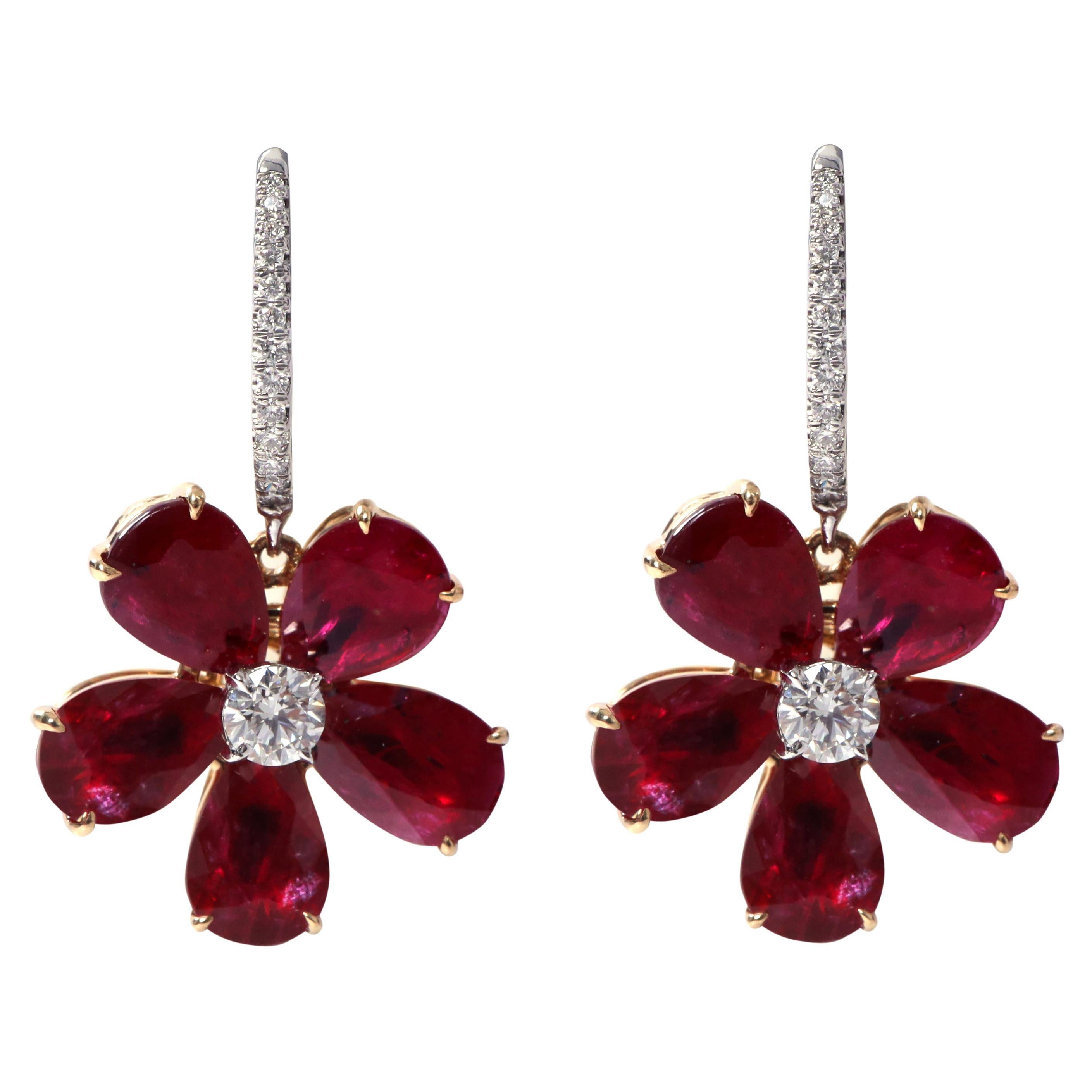 Boucles d'oreilles en goutte en or 18 carats avec fleur en rubis et diamants de 9,15 carats en vente