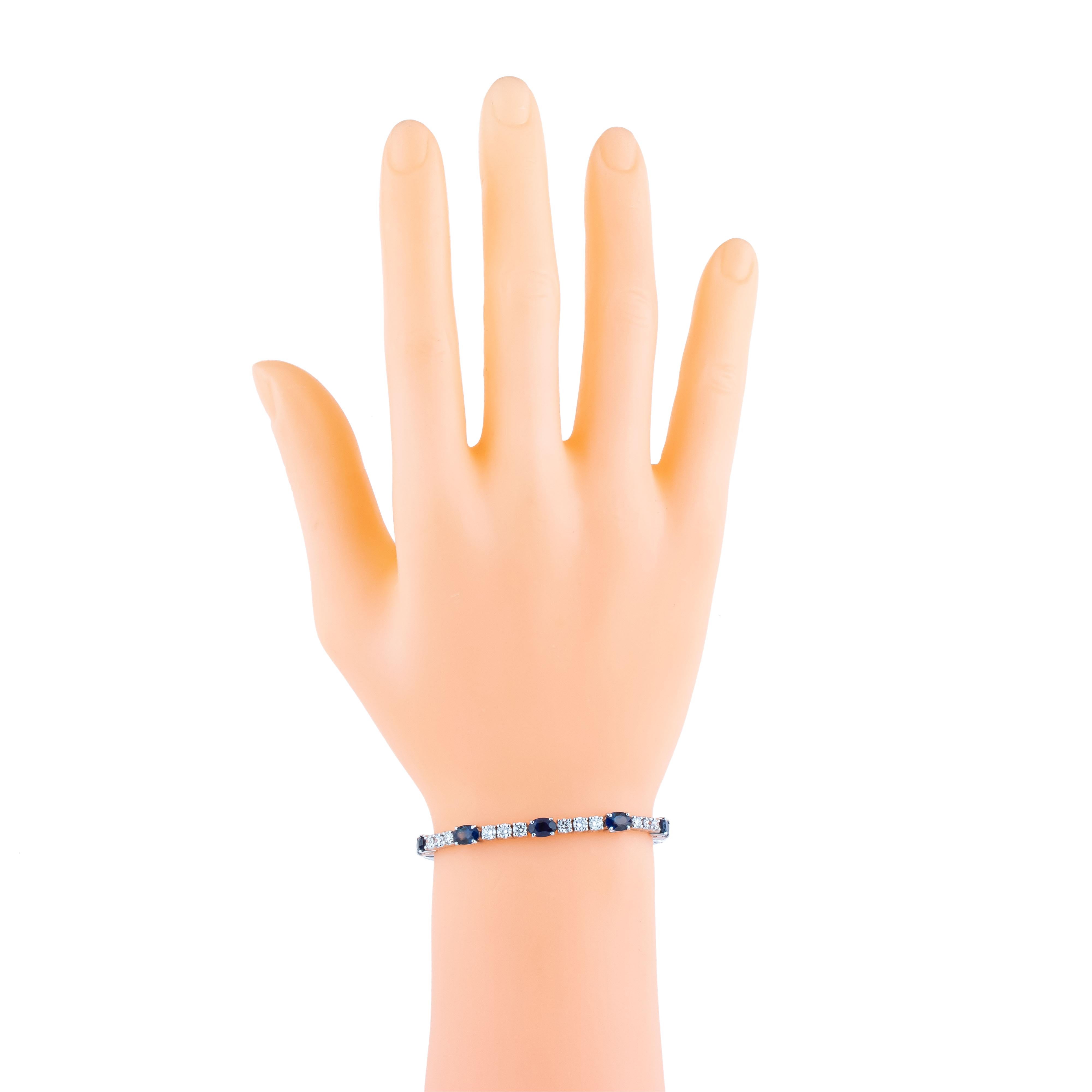 18 Karat Gold 9.16 Carat Sapphire and Diamond Tennis Bracelet In New Condition For Sale In Jaipur, IN