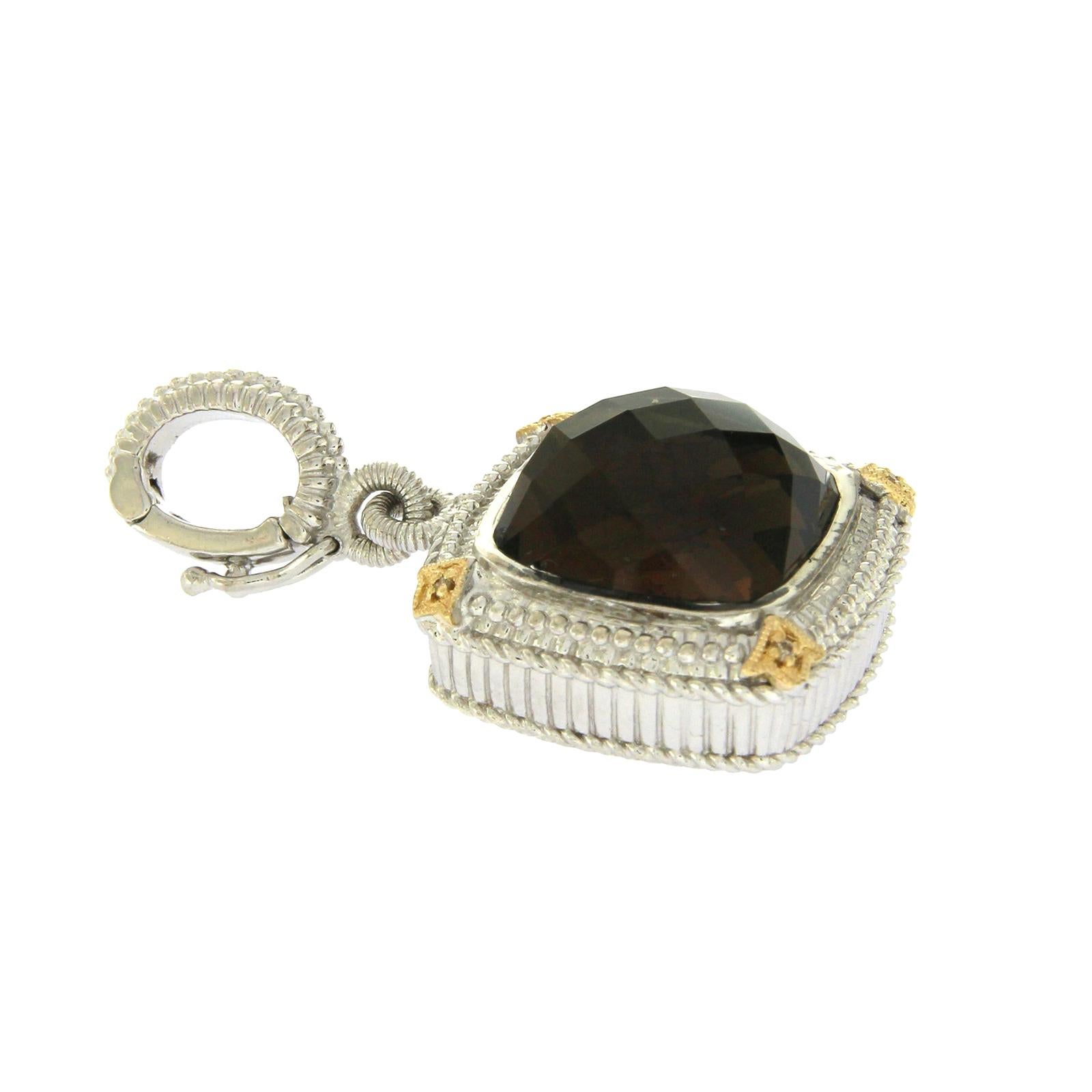Type : Pendentif
Hauteur : 35,5 mm
Largeur : 20 mm
Métal : Argent et or et Steele
Pureté du métal : 925 et 18K
Type de pierre:Diamants et topaze fumée
Poinçons : Gabriel and Co 18K 925 Steel
Poids total : 22.5 grammes
Condit : Pre Owned
Numéro de