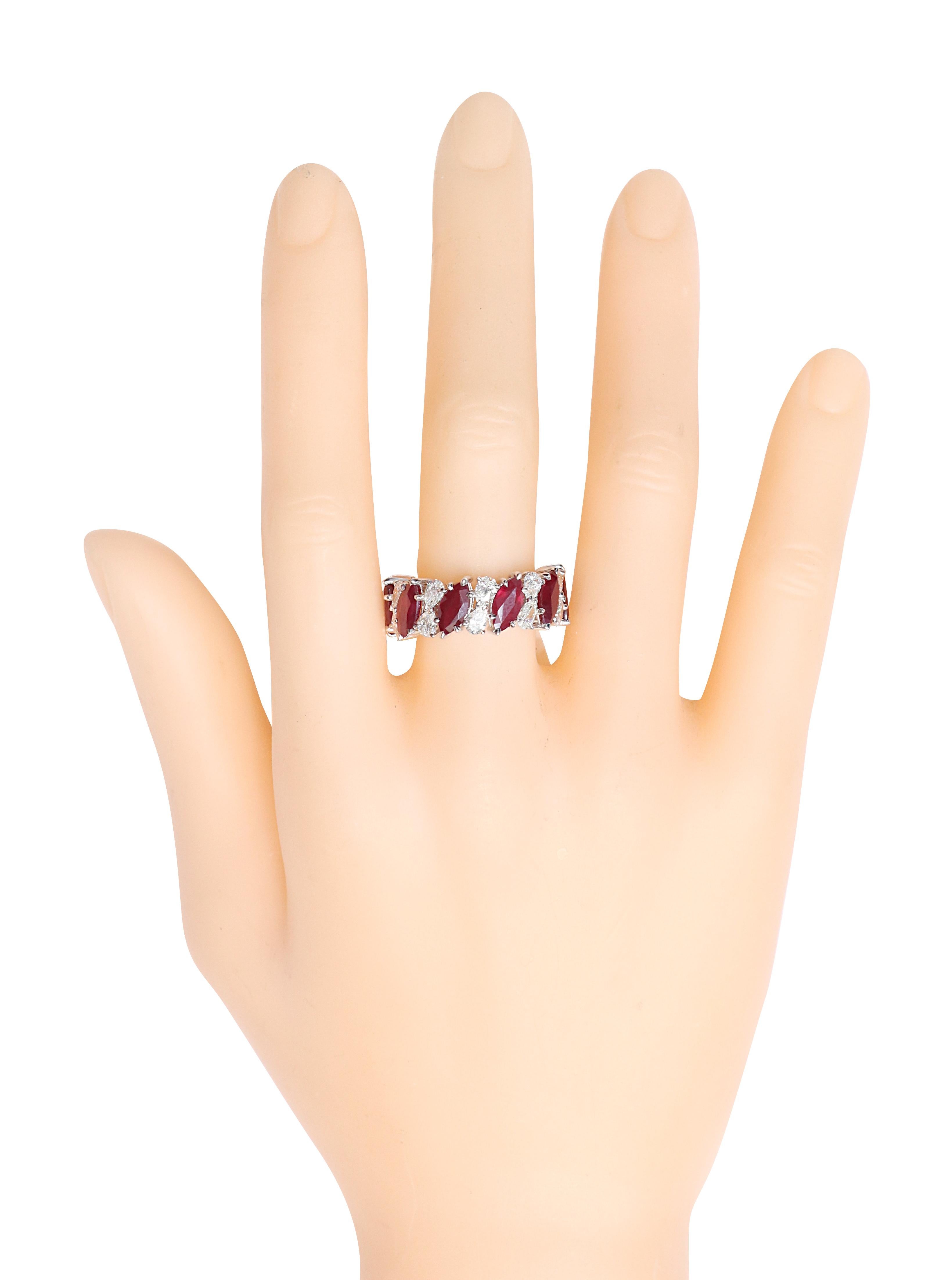 18 Karat Gold 9.50 Carat Ruby and Diamond Solitaire Diamond Eternity Band Ring In New Condition For Sale In Jaipur, IN