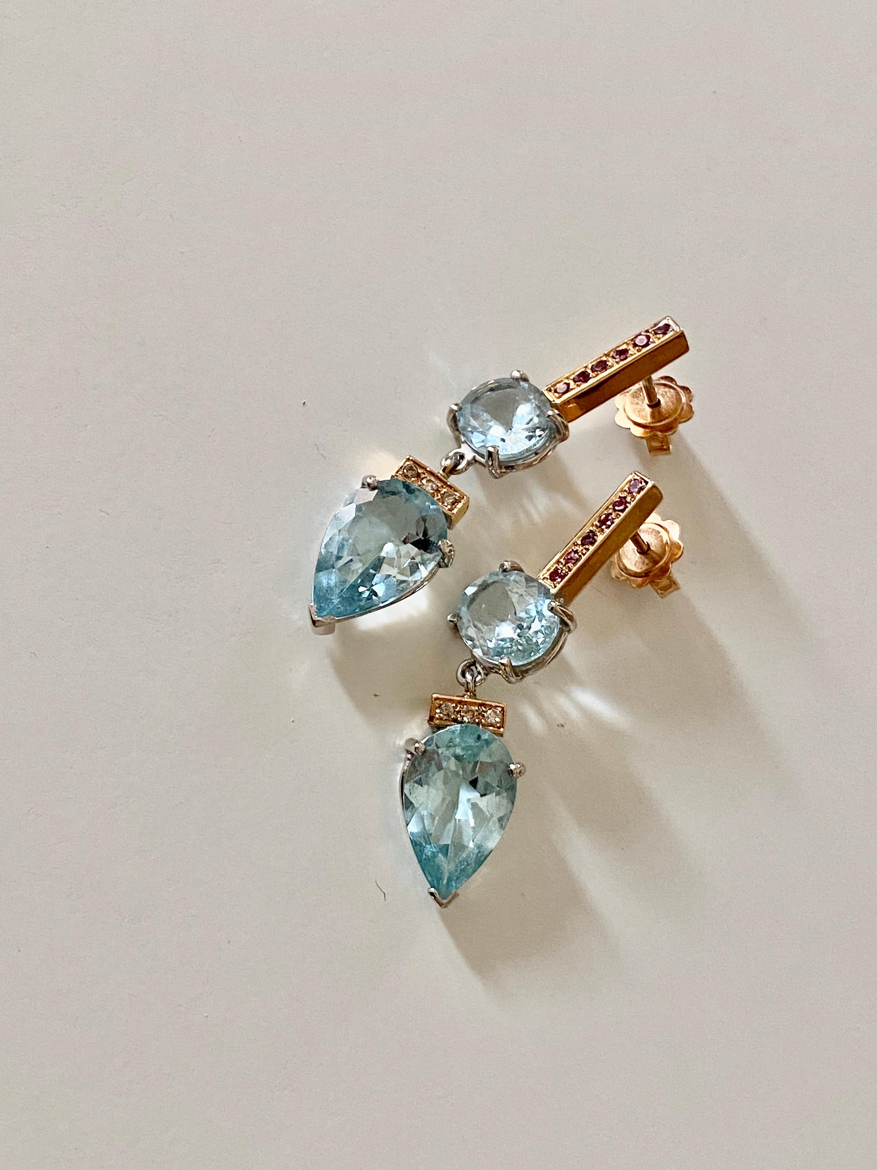Rossella Ugolini Design Collection, un bellissimo paio di orecchini pendenti realizzati a mano in oro rosa e bianco 18 carati da esperti artigiani e arricchiti con acquamarina 9,70 carati, diamanti 0,06 carati e tormalina rosa. Le tormaline rosa