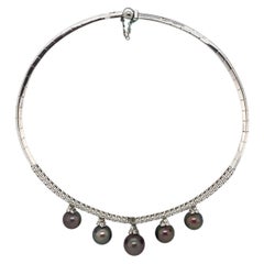 18 Karat Gold 9.80 Carat Round Diamond 11 Carat Pearl Round Diamond Necklace