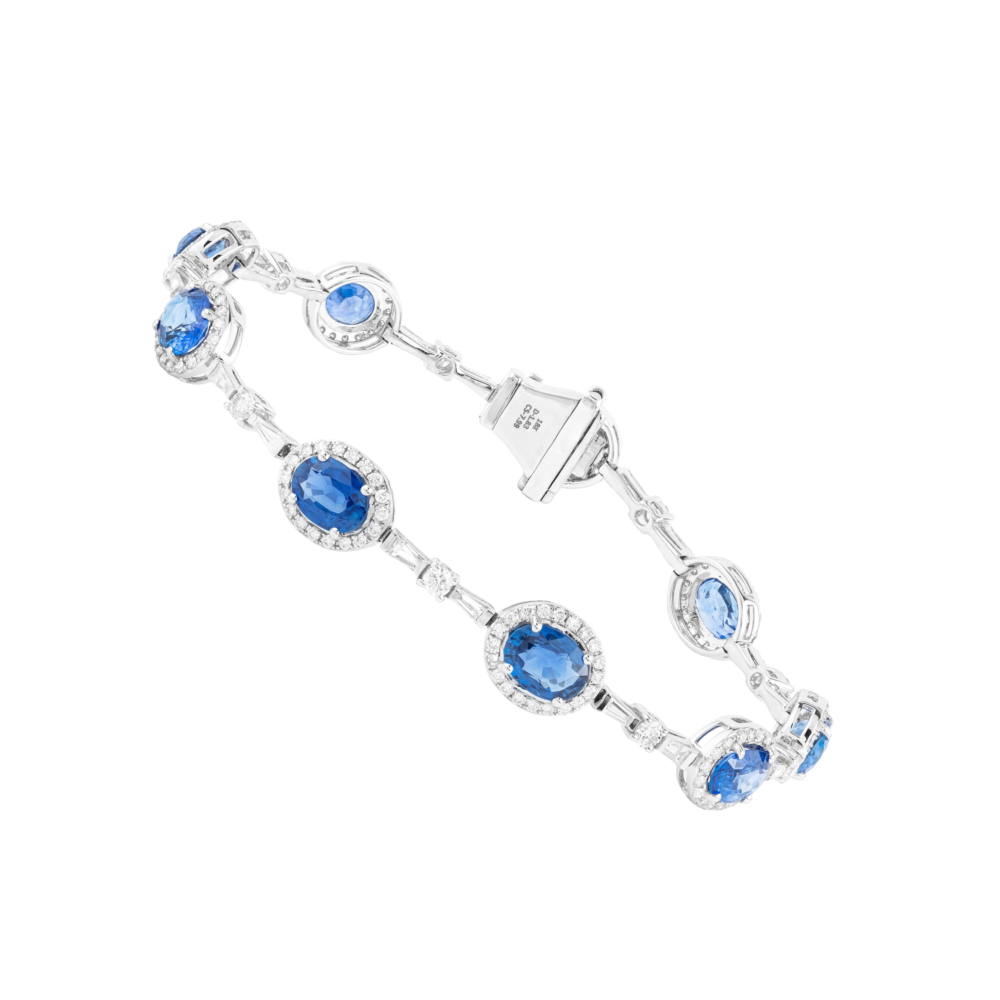 Ce bracelet de tennis en or 18 carats est une composition exquise de 9,82 carats de saphirs et de diamants, méticuleusement conçus pour créer un équilibre harmonieux d'opulence et d'élégance. Chaque saphir, taillé de manière experte pour un éclat