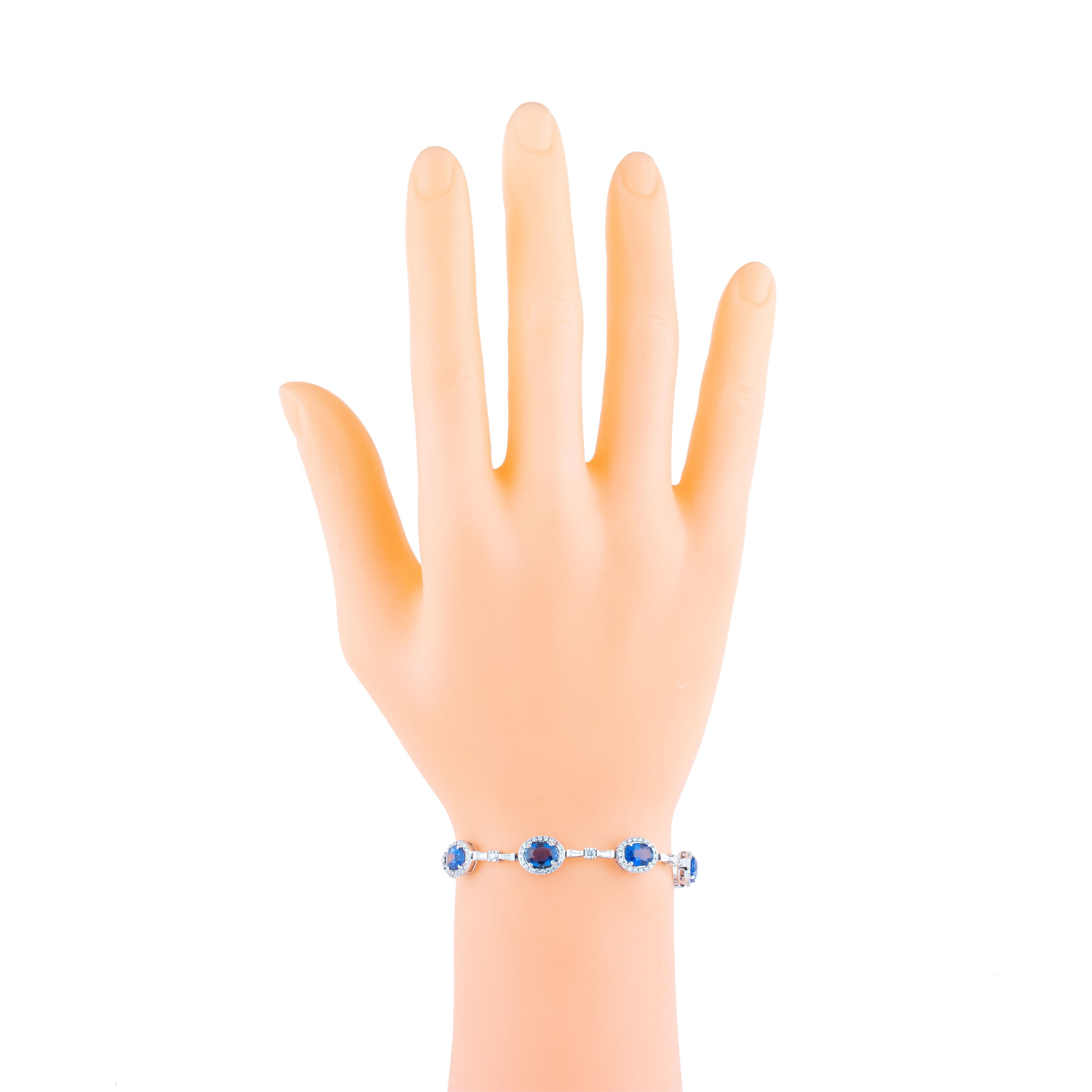 Bracelet tennis en or 18 carats avec saphirs 9,82 carats et diamants Neuf - En vente à Jaipur, IN