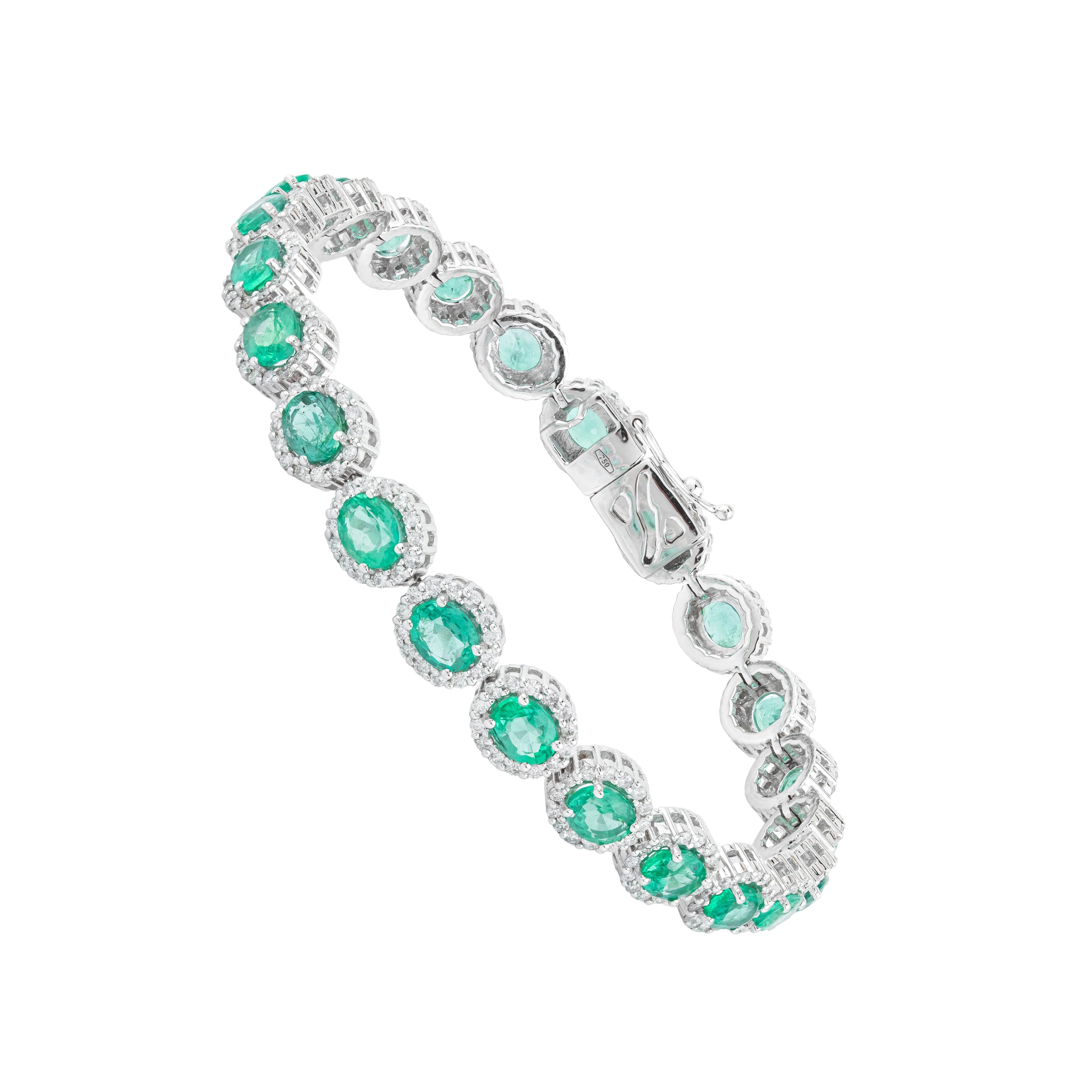 Questo bracciale tennis in oro 18 carati, che emana un lusso raffinato, presenta 9,93 carati di smeraldi e diamanti in un design impeccabile e curato. L'elegante composizione del bracciale alterna smeraldi vivaci e diamanti scintillanti, creando un