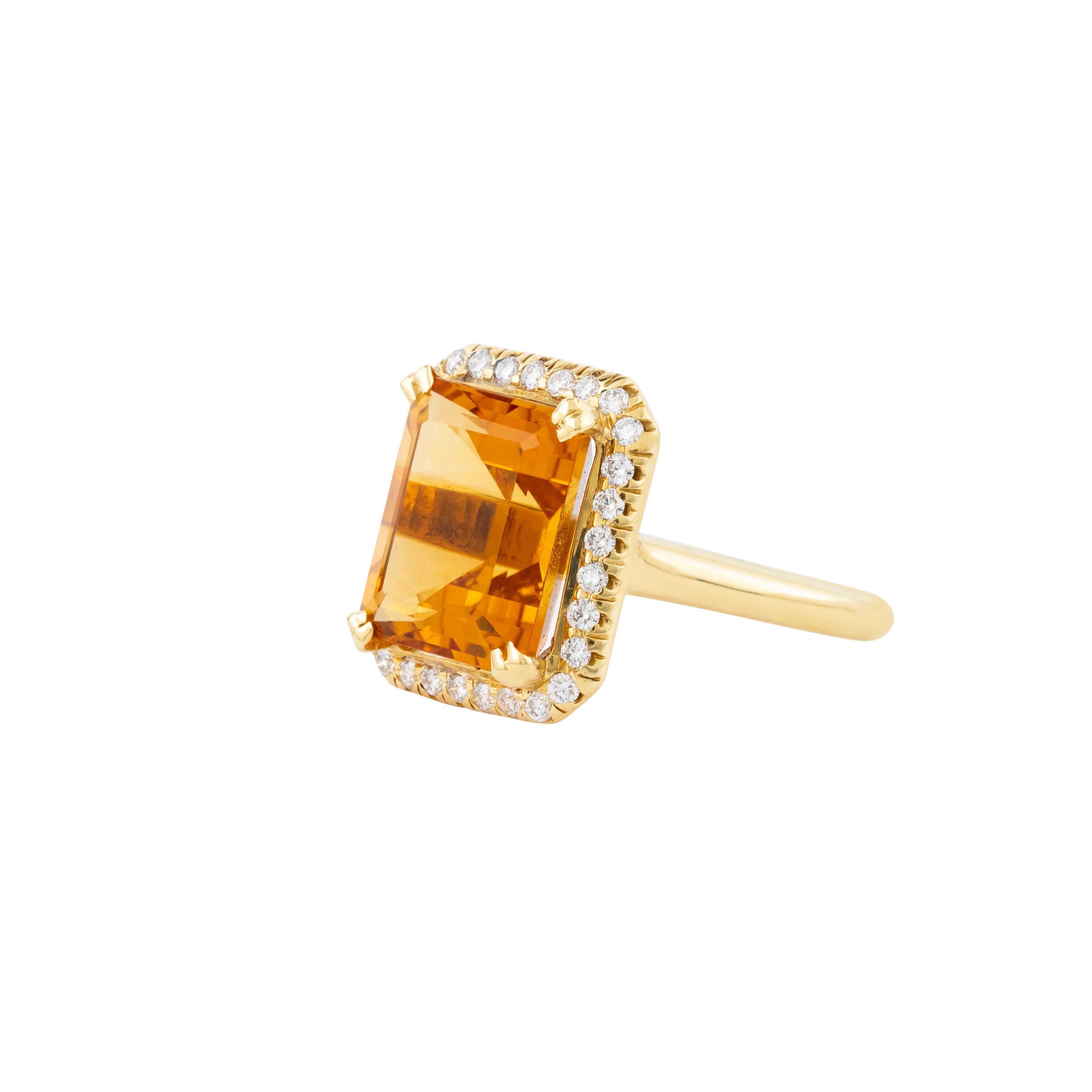 18 Karat Gold 9.98 Carats Golden Topaz and Diamond Modern Ring In New Condition For Sale In Jaipur, IN