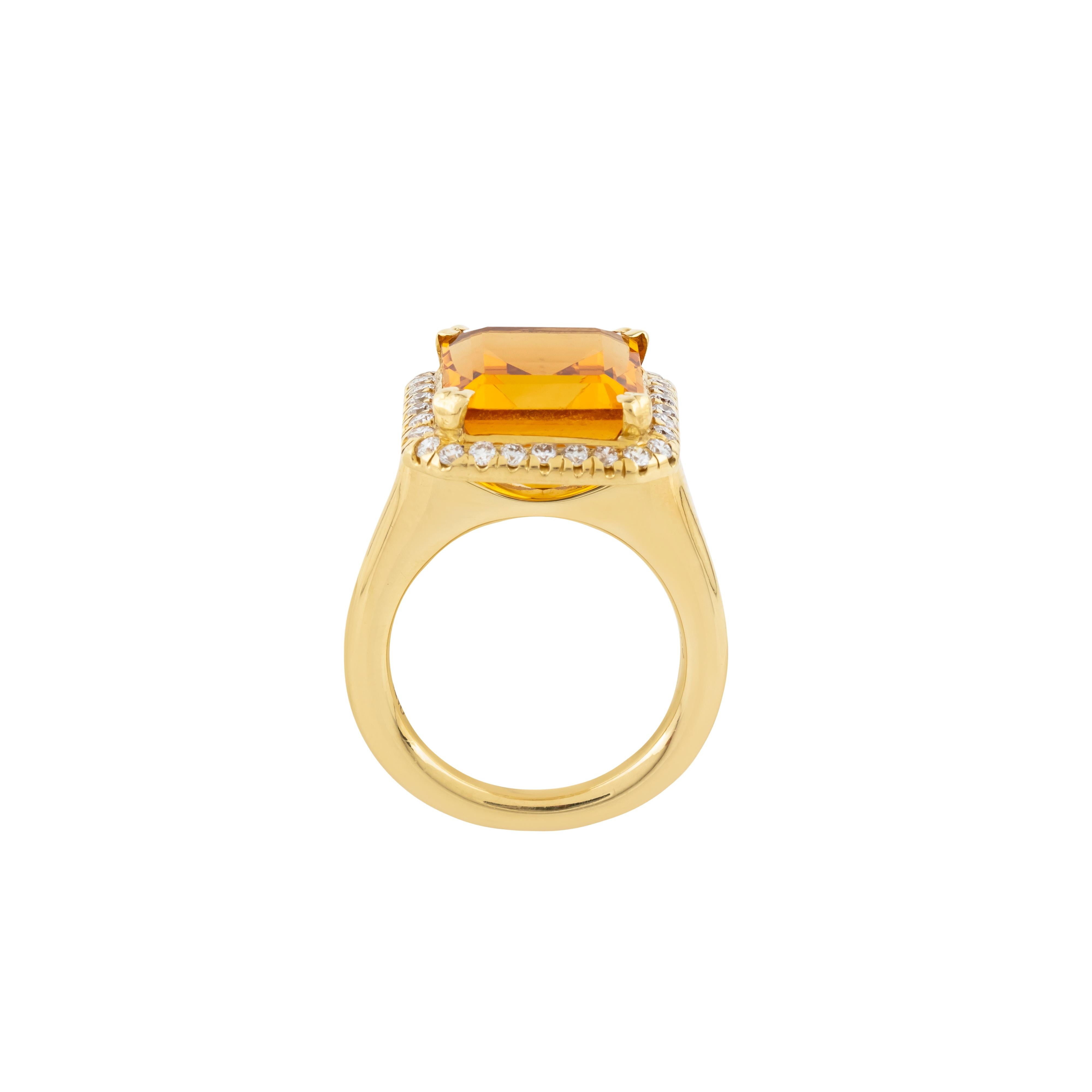 Women's 18 Karat Gold 9.98 Carats Golden Topaz and Diamond Modern Ring For Sale