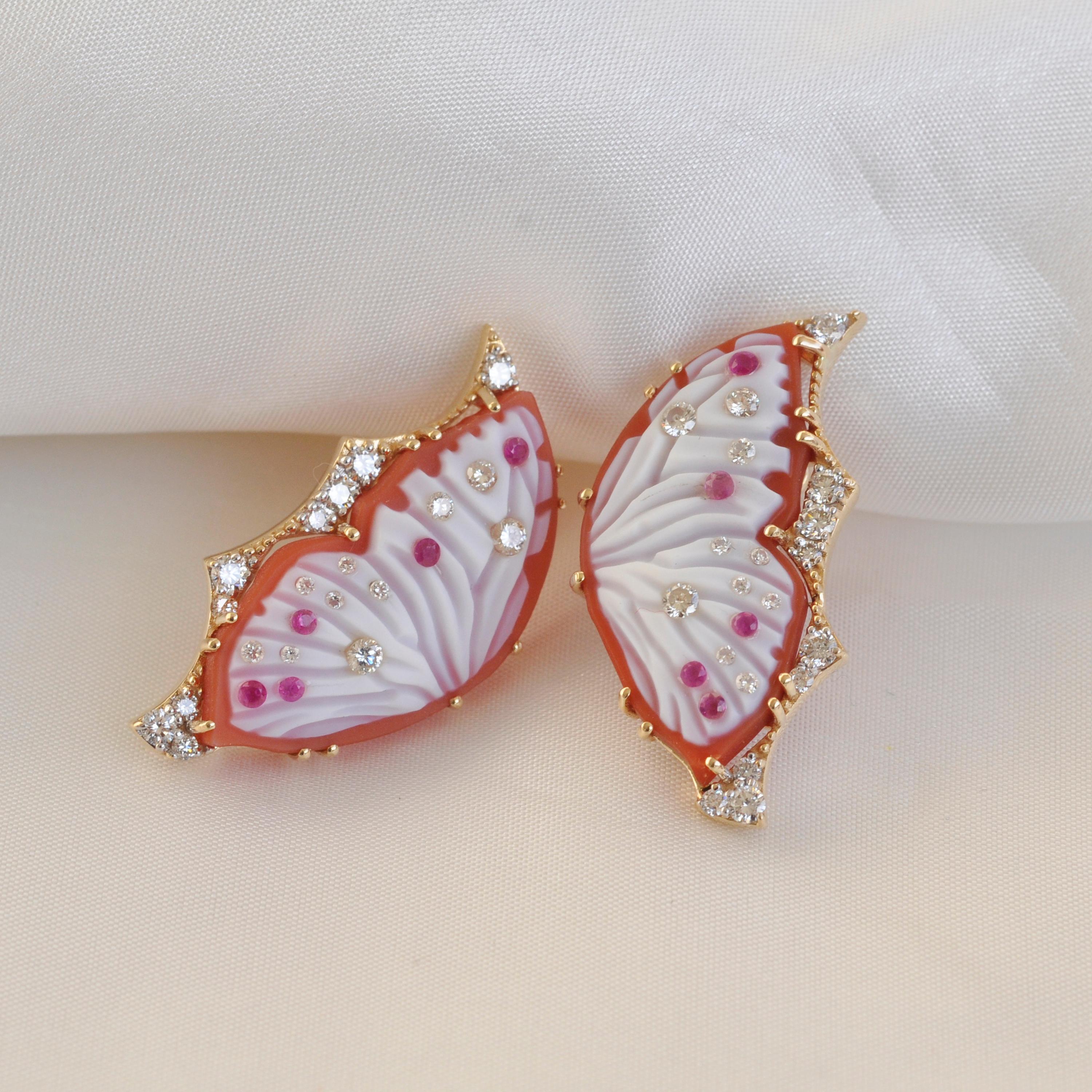 18 Karat Gold Agate Butterfly Carving Ruby Diamond Contemporary Stud Earrings For Sale 1