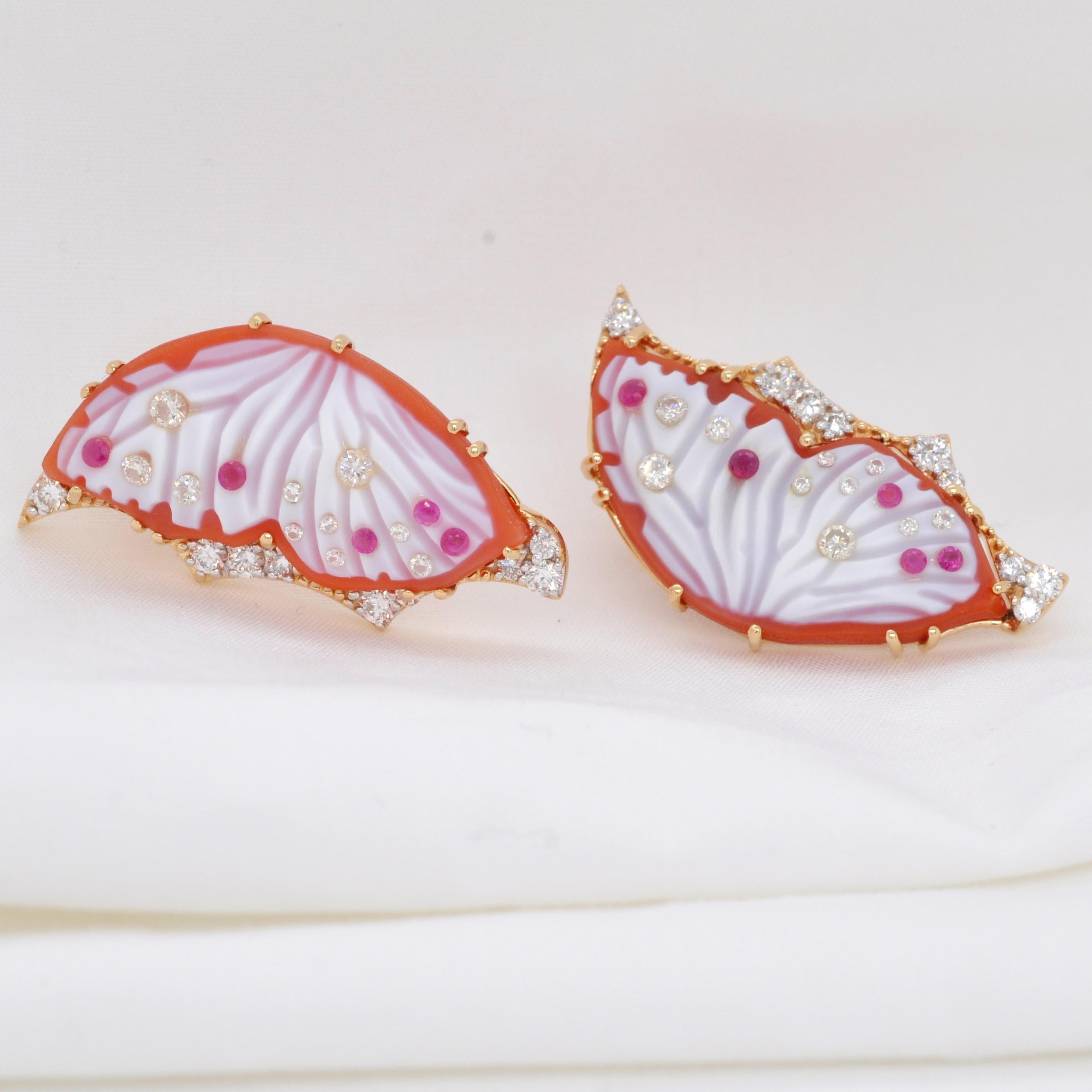 18 Karat Gold Agate Butterfly Carving Ruby Diamond Contemporary Stud Earrings For Sale 2