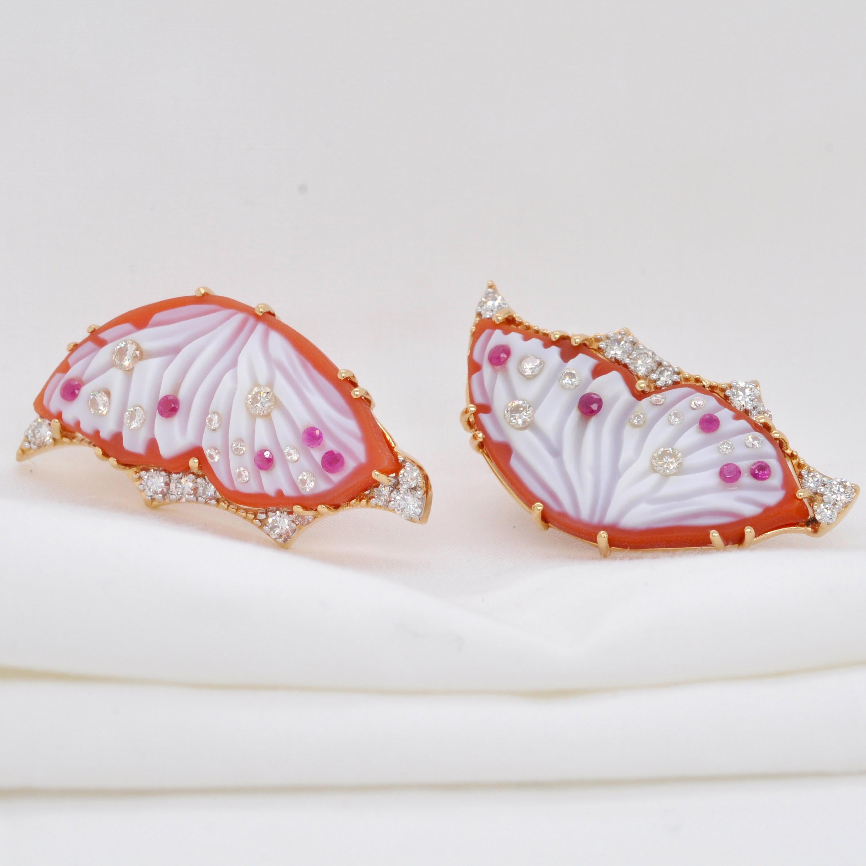 18 Karat Gold Agate Butterfly Carving Ruby Diamond Contemporary Stud Earrings For Sale 3