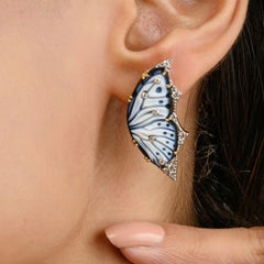 Zeitgenössische Ohrstecker aus 18 Karat Gold Achat mit Schmetterlingsschnitzereien und Diamanten