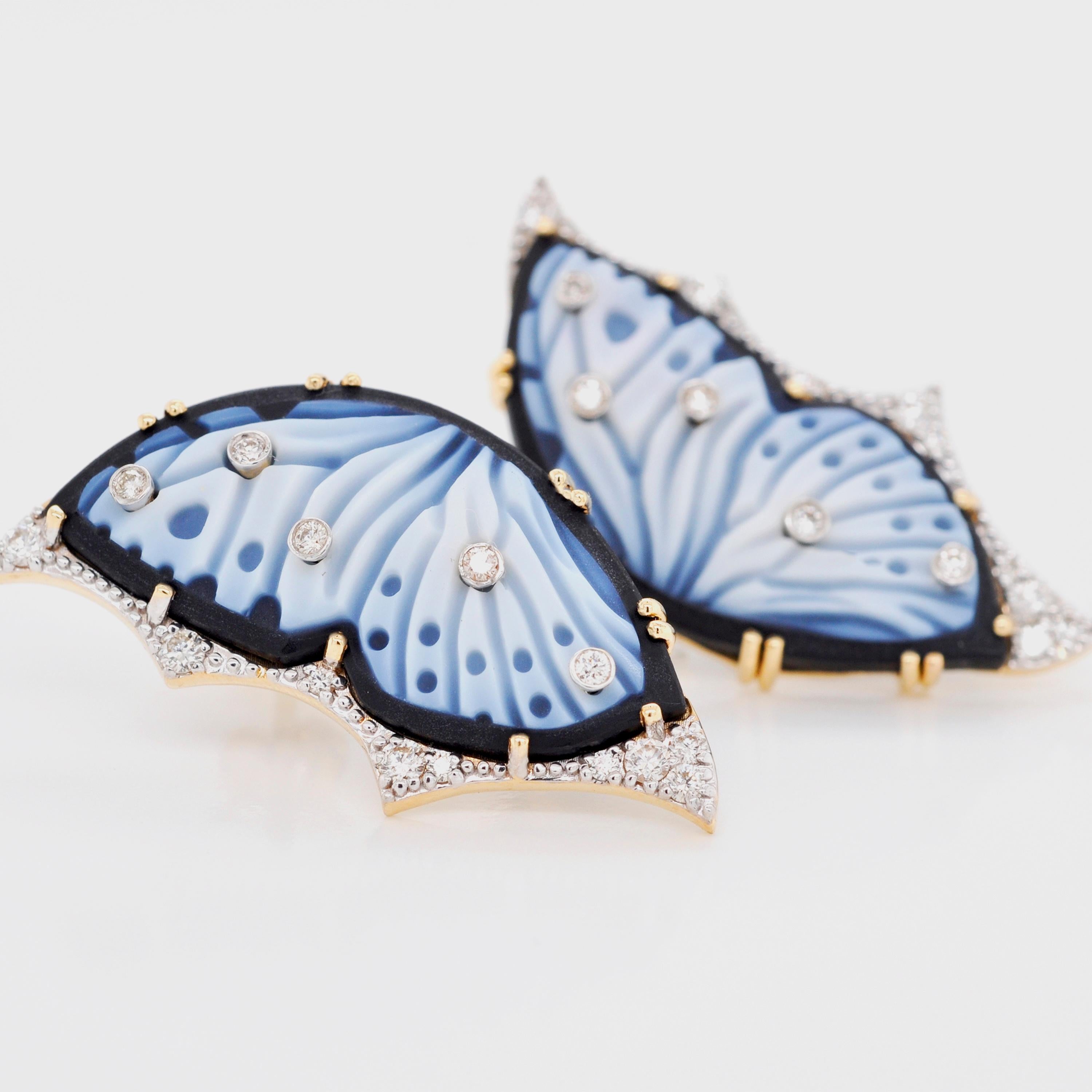 18 Karat Gold Agate Butterfly Carving Diamond Contemporary Stud Earrings In New Condition For Sale In Jaipur, Rajasthan